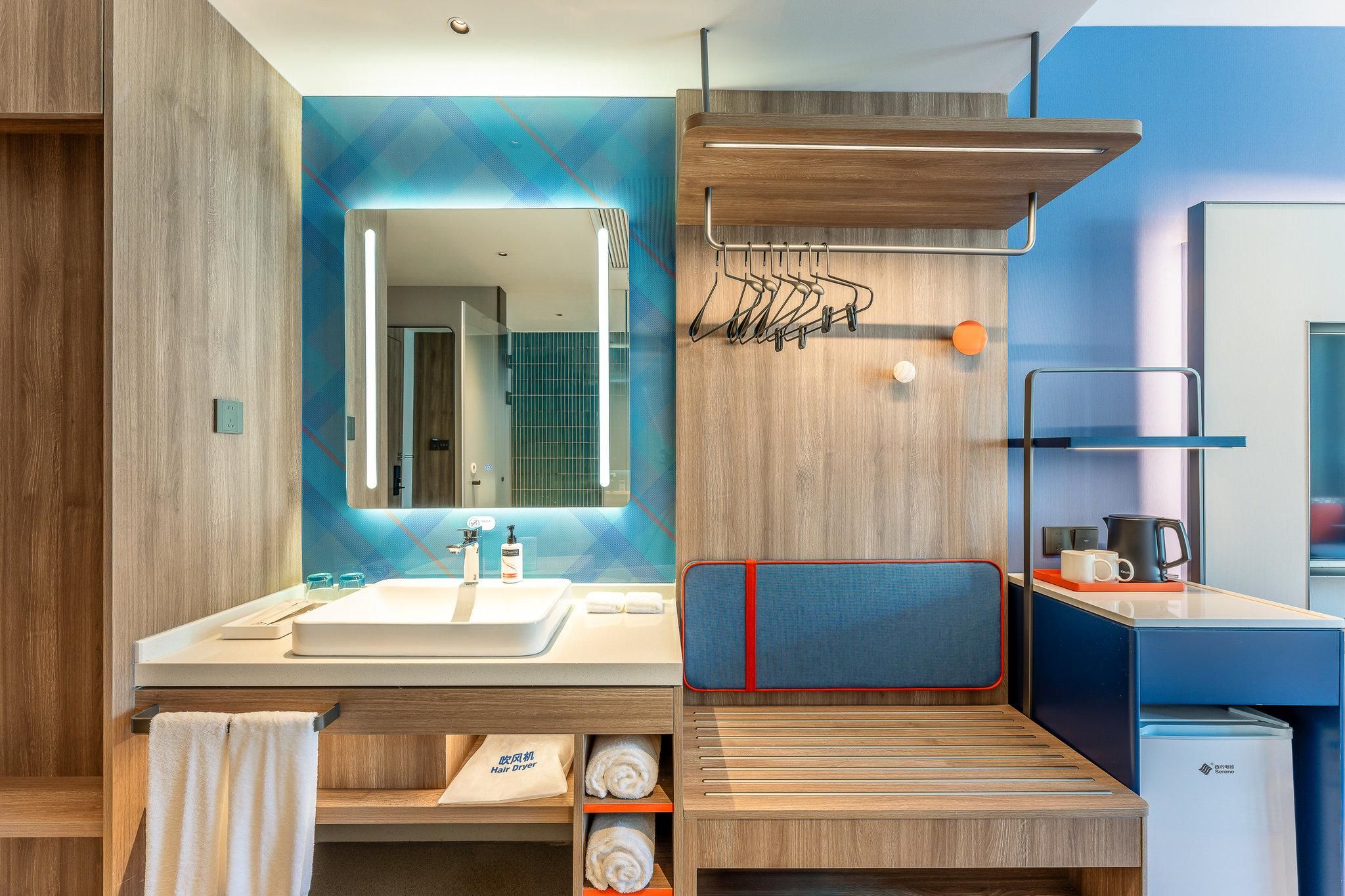1 King Standard Stocked Minibar Included