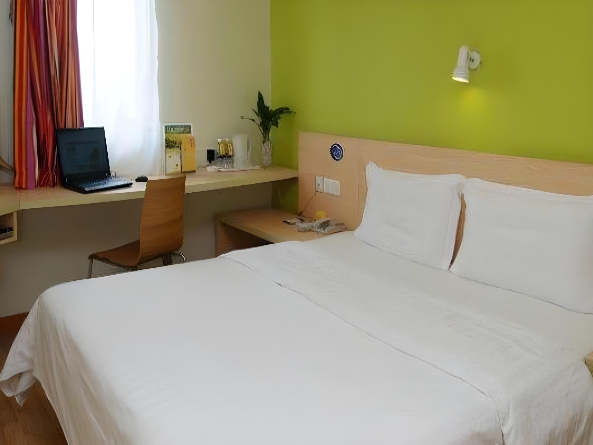 Business Queen Room