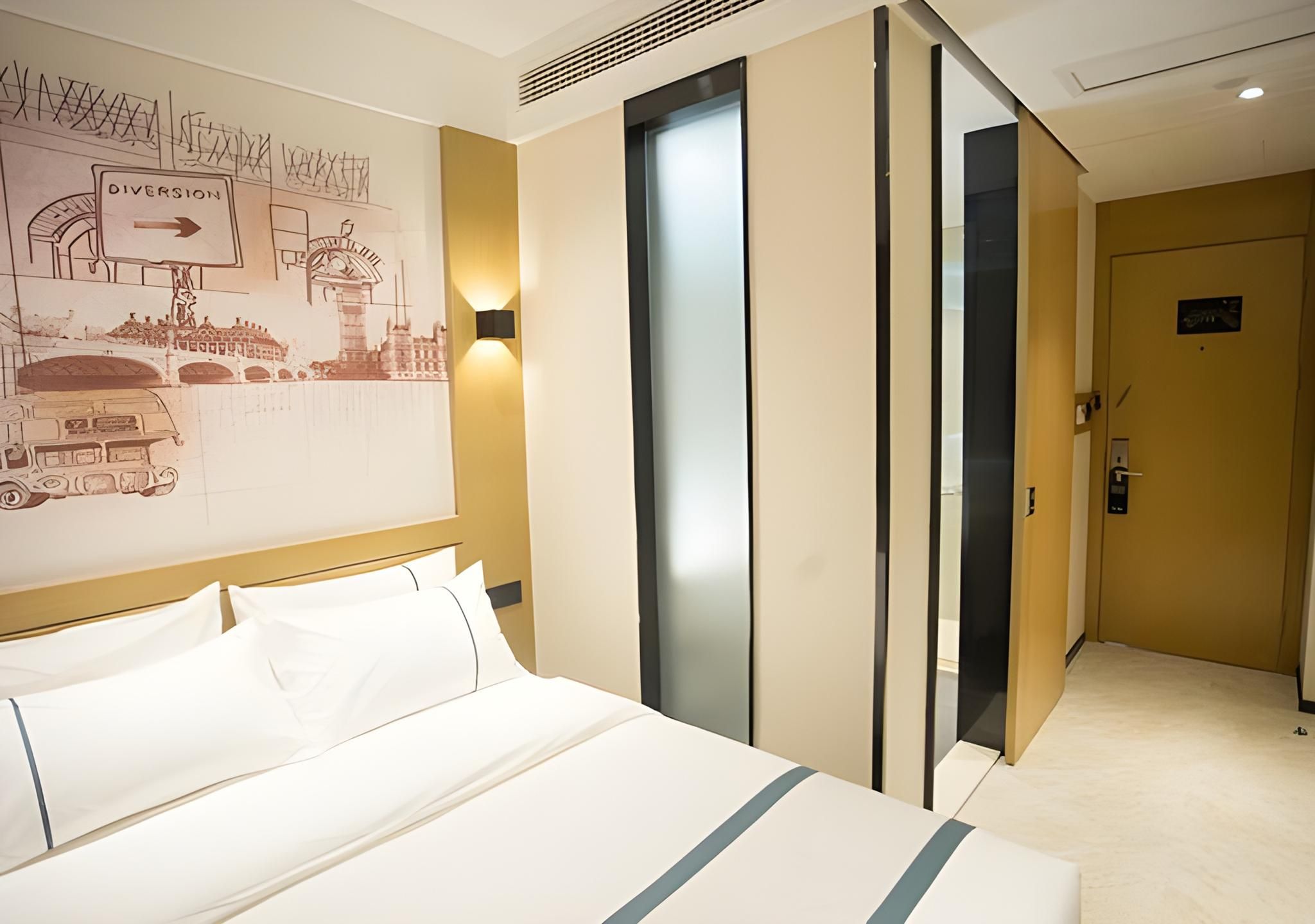 Stand Queen Room
