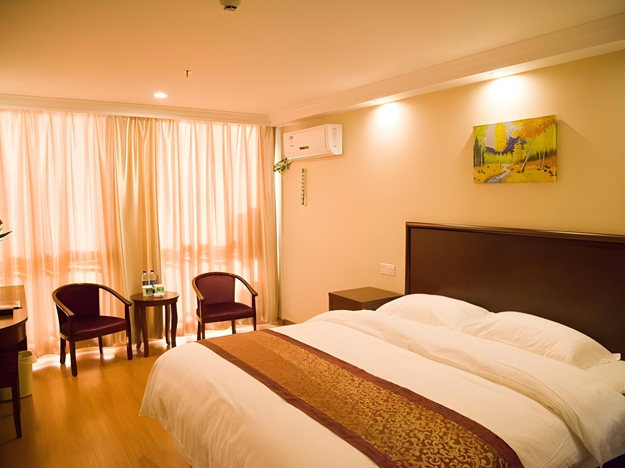Hotel Queen Room