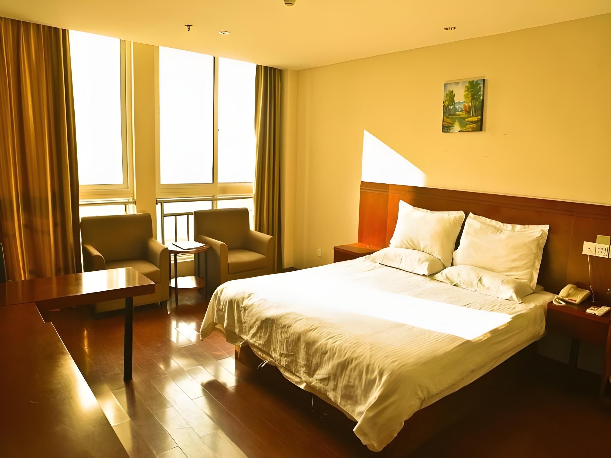 Hotel Queen Room