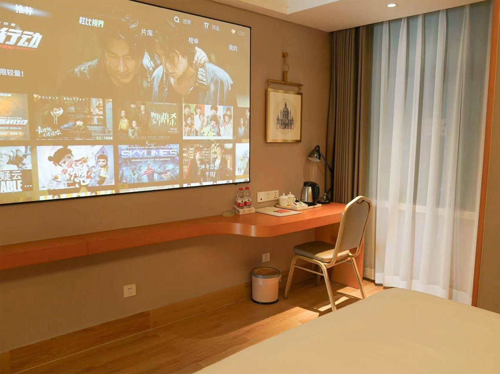 Audio Queen Room