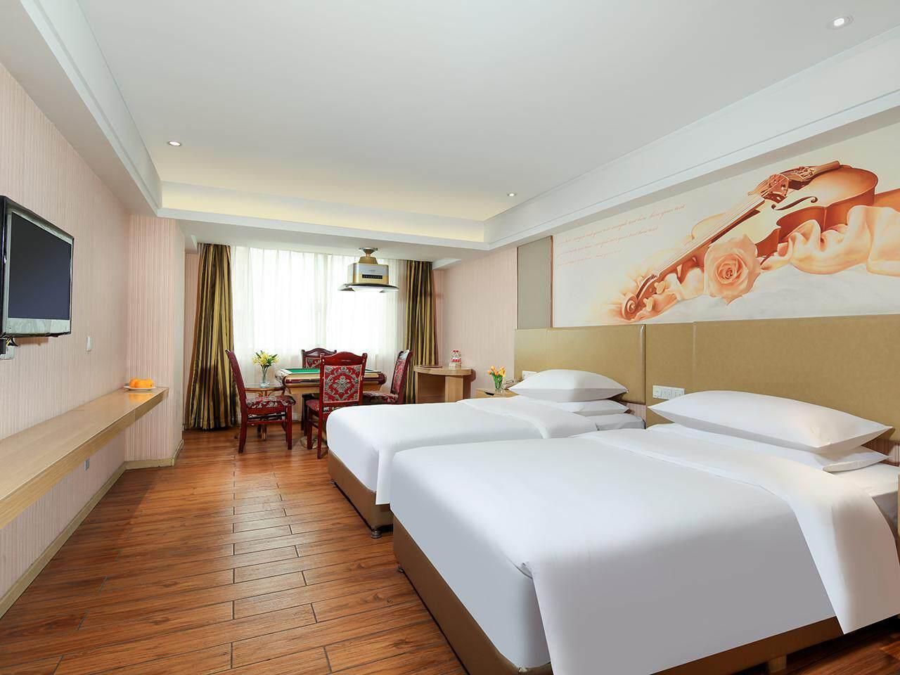 Vienna - Functional Chess Room With Twin Bed