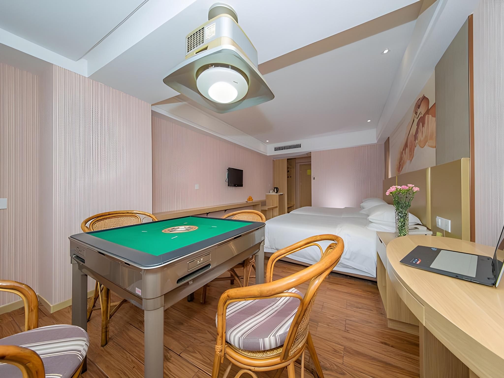 Vienna - Functional Chess Room With Twin Bed
