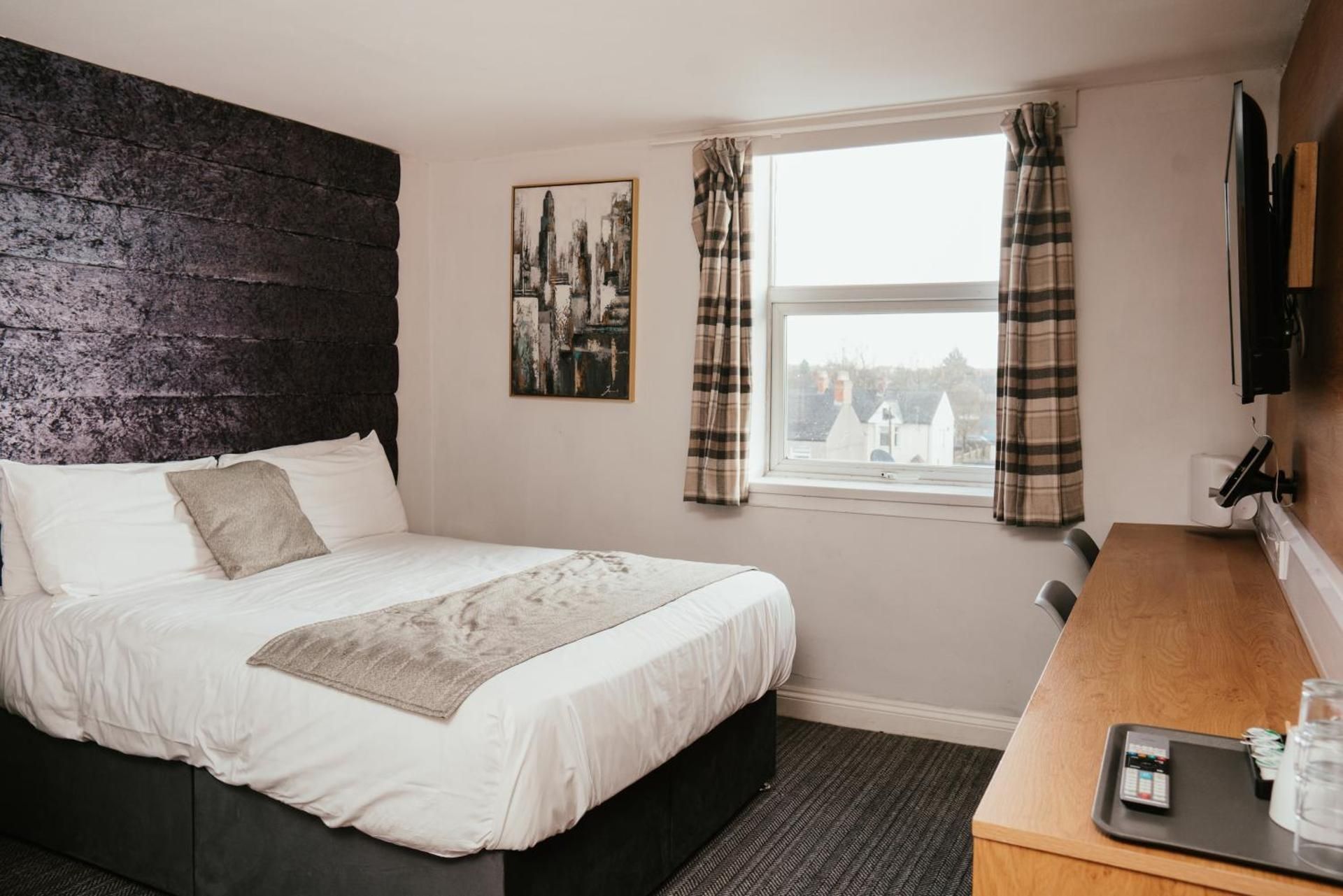 Hotels 24-7 - The Old Victoria Hotel Deluxe Family Room