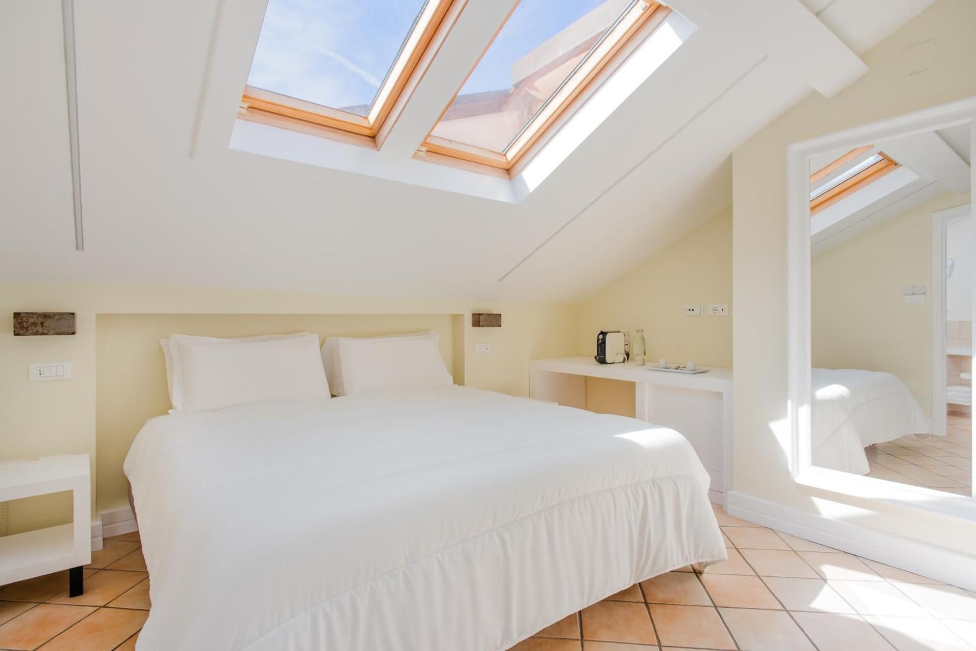 SMALL DOUBLE OR TWIN ROOM