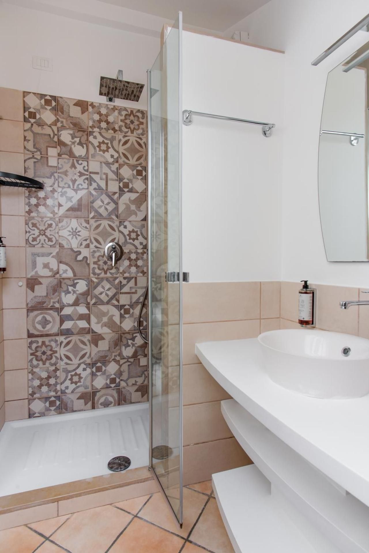 SMALL DOUBLE OR TWIN ROOM