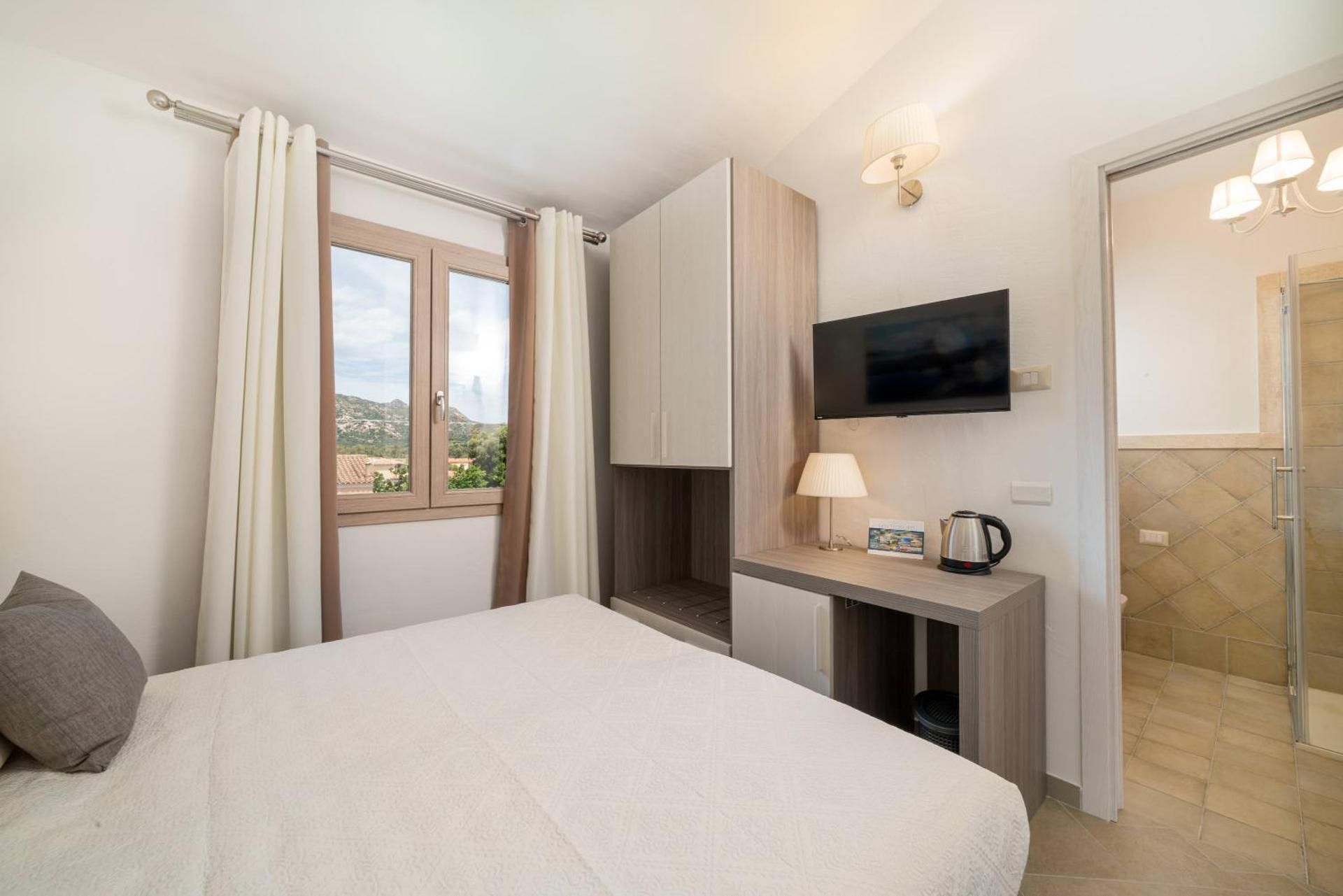 SMALL DOUBLE OR TWIN ROOM