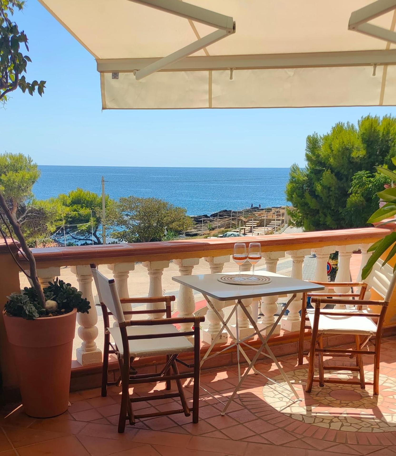 One-Bedroom Apartment - Sea Side