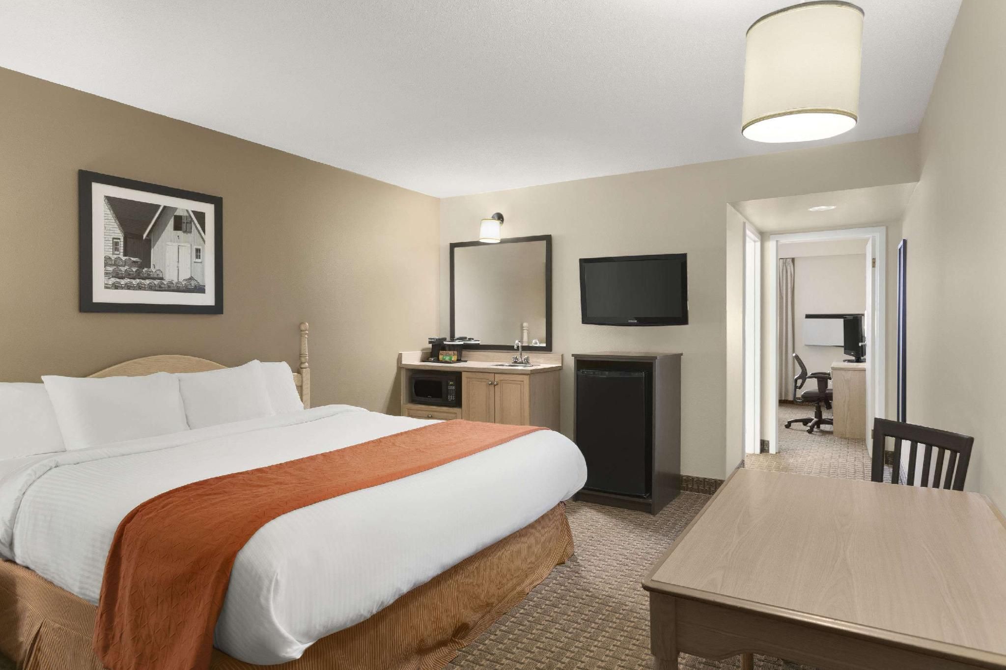 2 King Beds, Two-Bedroom, Suite, Ground Floor, Non-Smoking