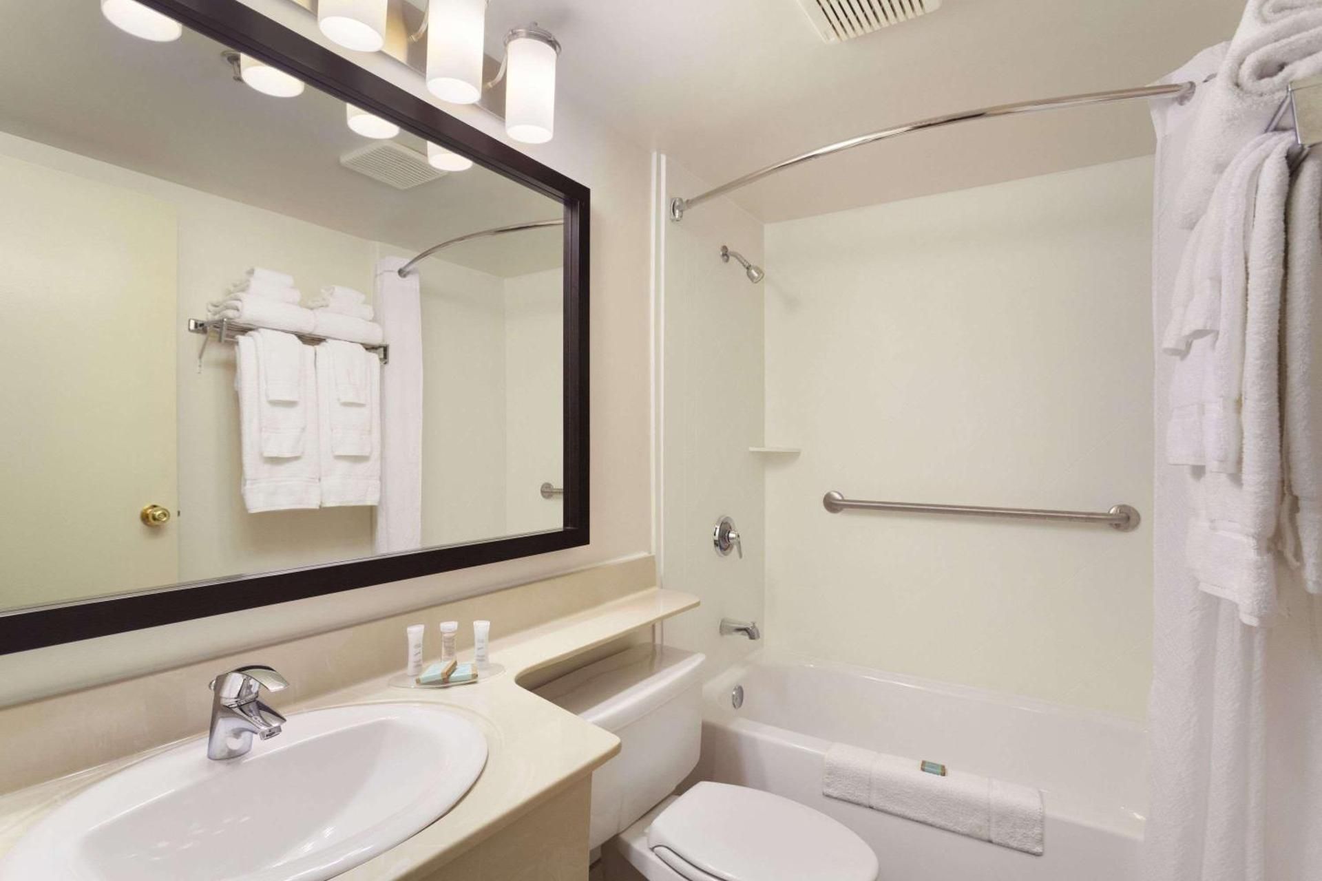 1 King Bed, 2nd or 3rd floor, Non-Smoking