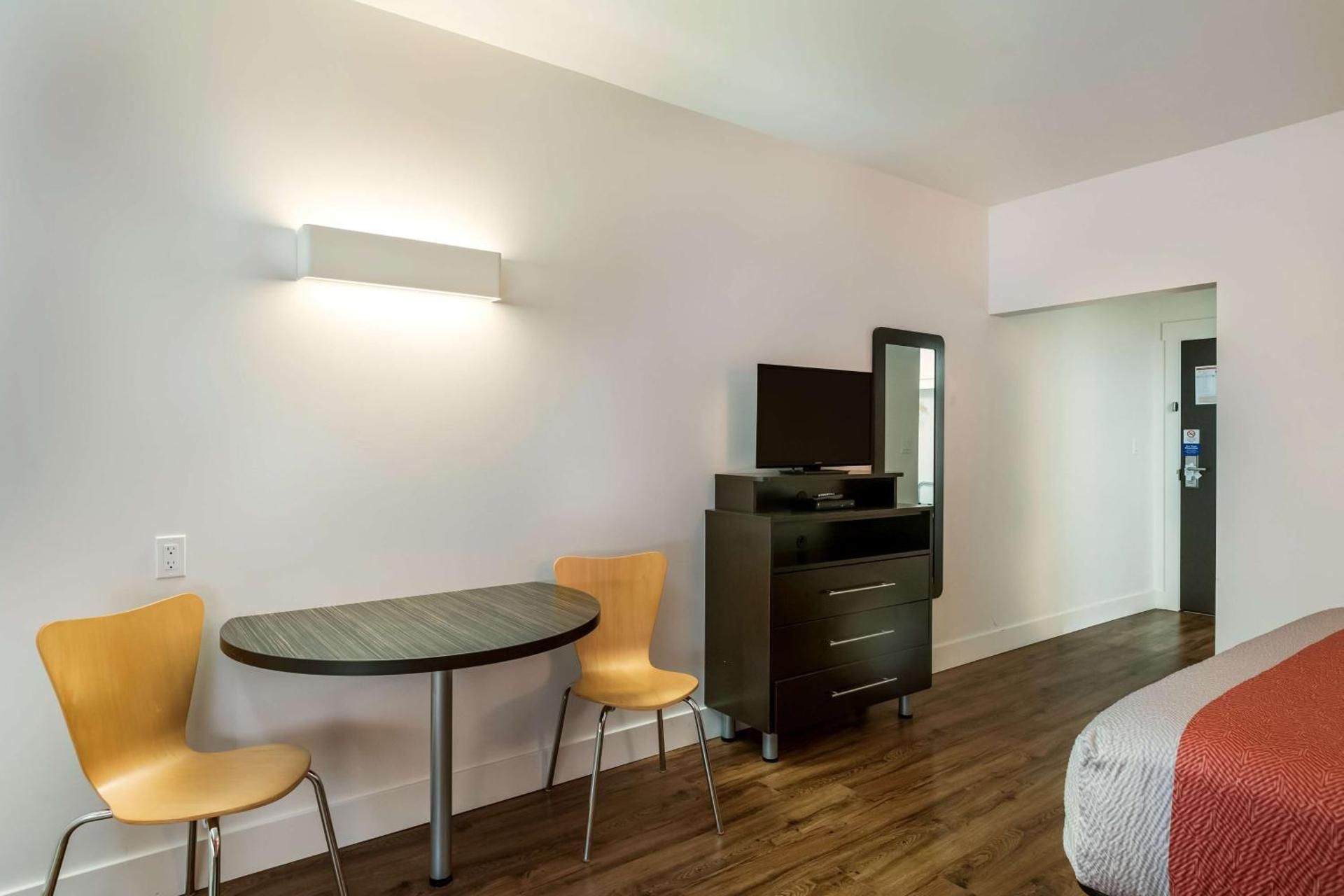 Queen Room - Disability Access - Non-Smoking