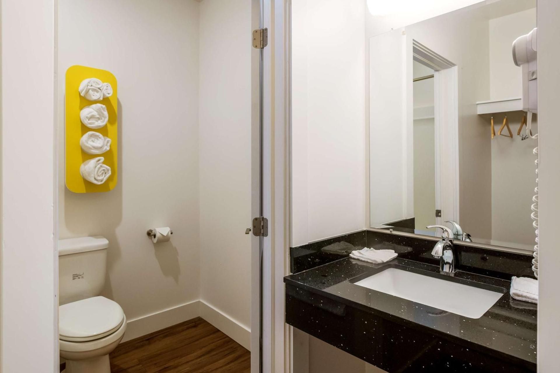 Motel 6 Moncton - New Brunswick Deluxe King Room - Non-Smoking 3