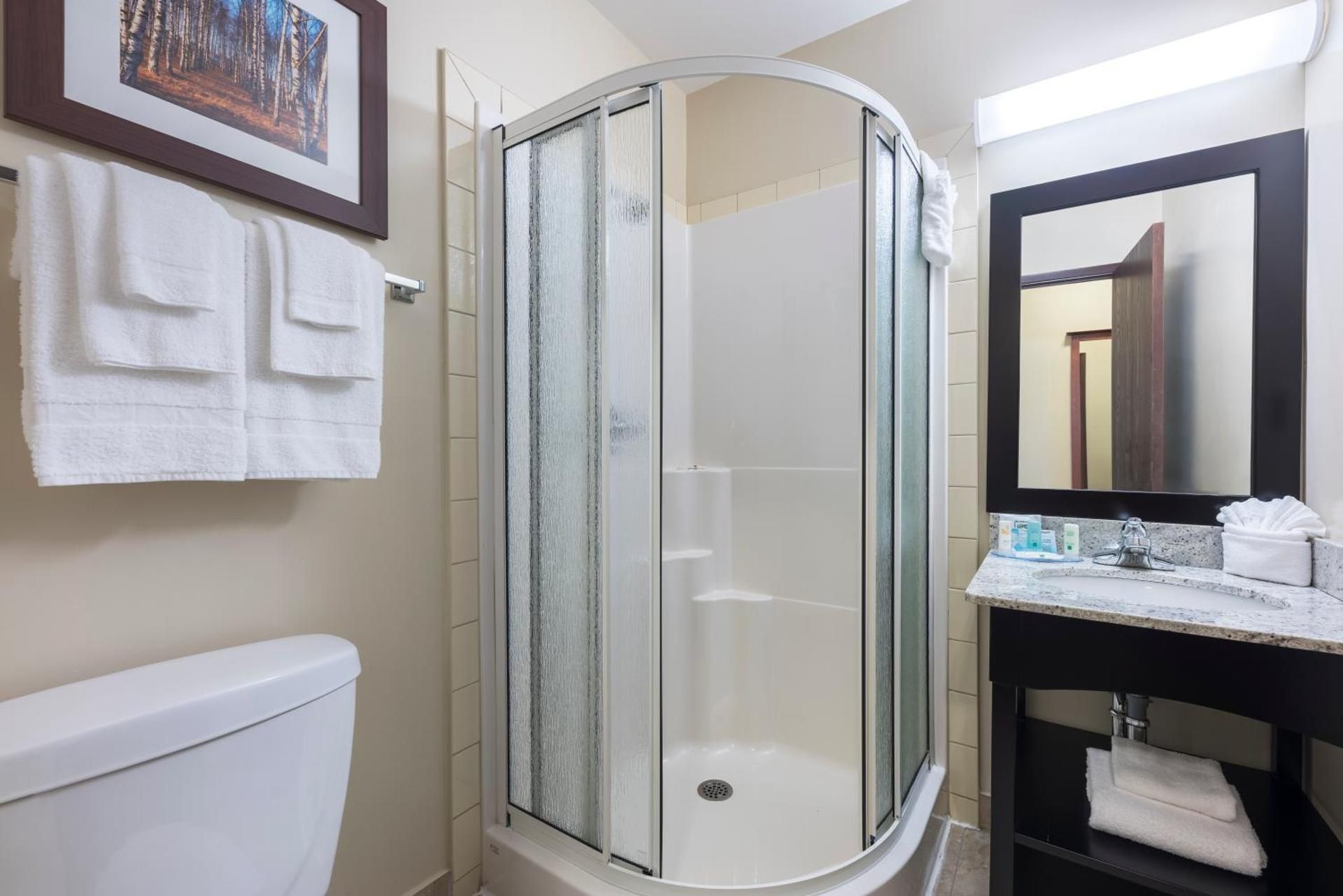 Quality Inn Airport Dieppe Queen Room with Two Queen Beds and Hot Tub - Non-Smoking 3