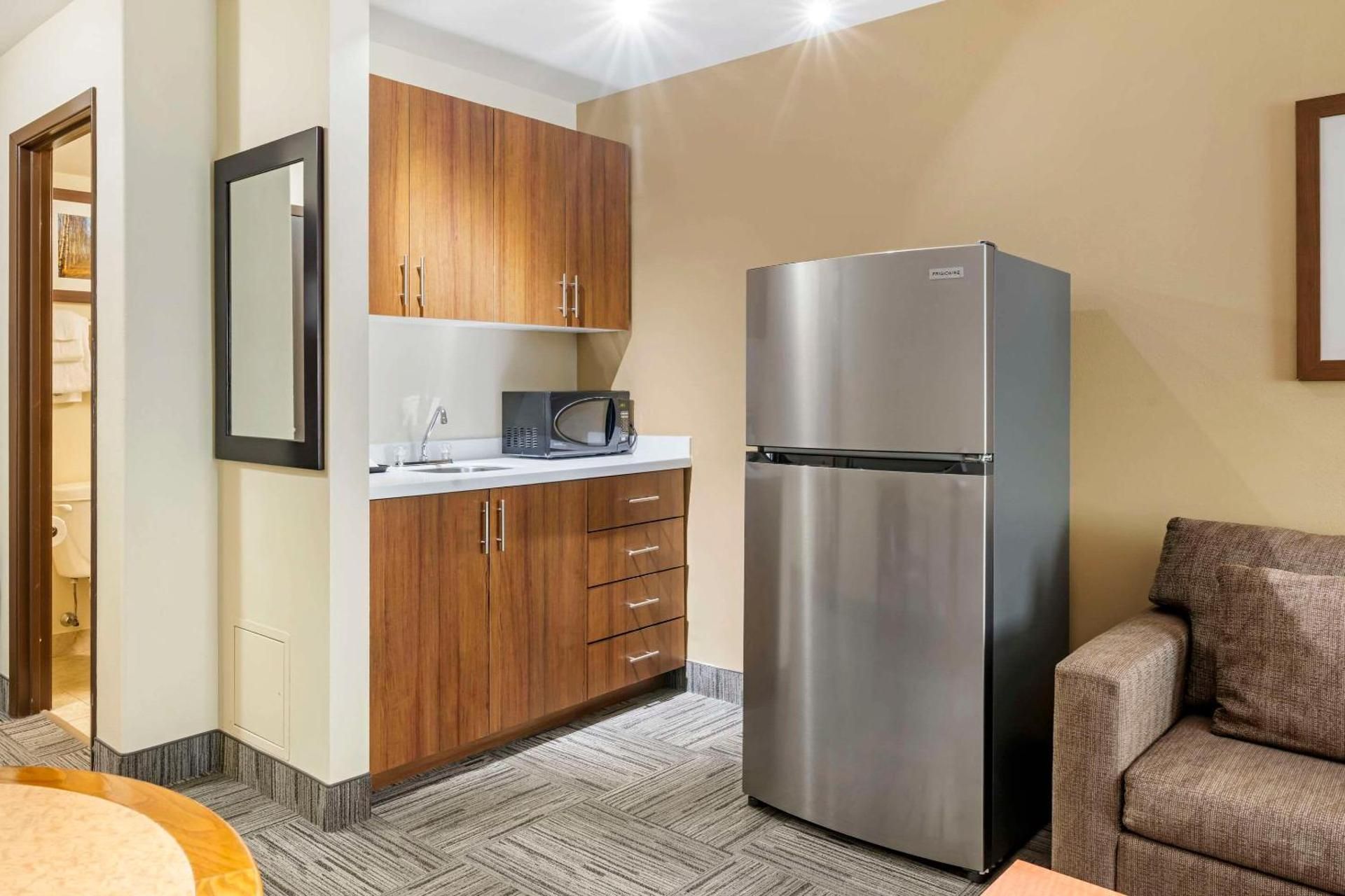 Quality Inn Airport Dieppe Efficiency King Room - Non Smoking 3