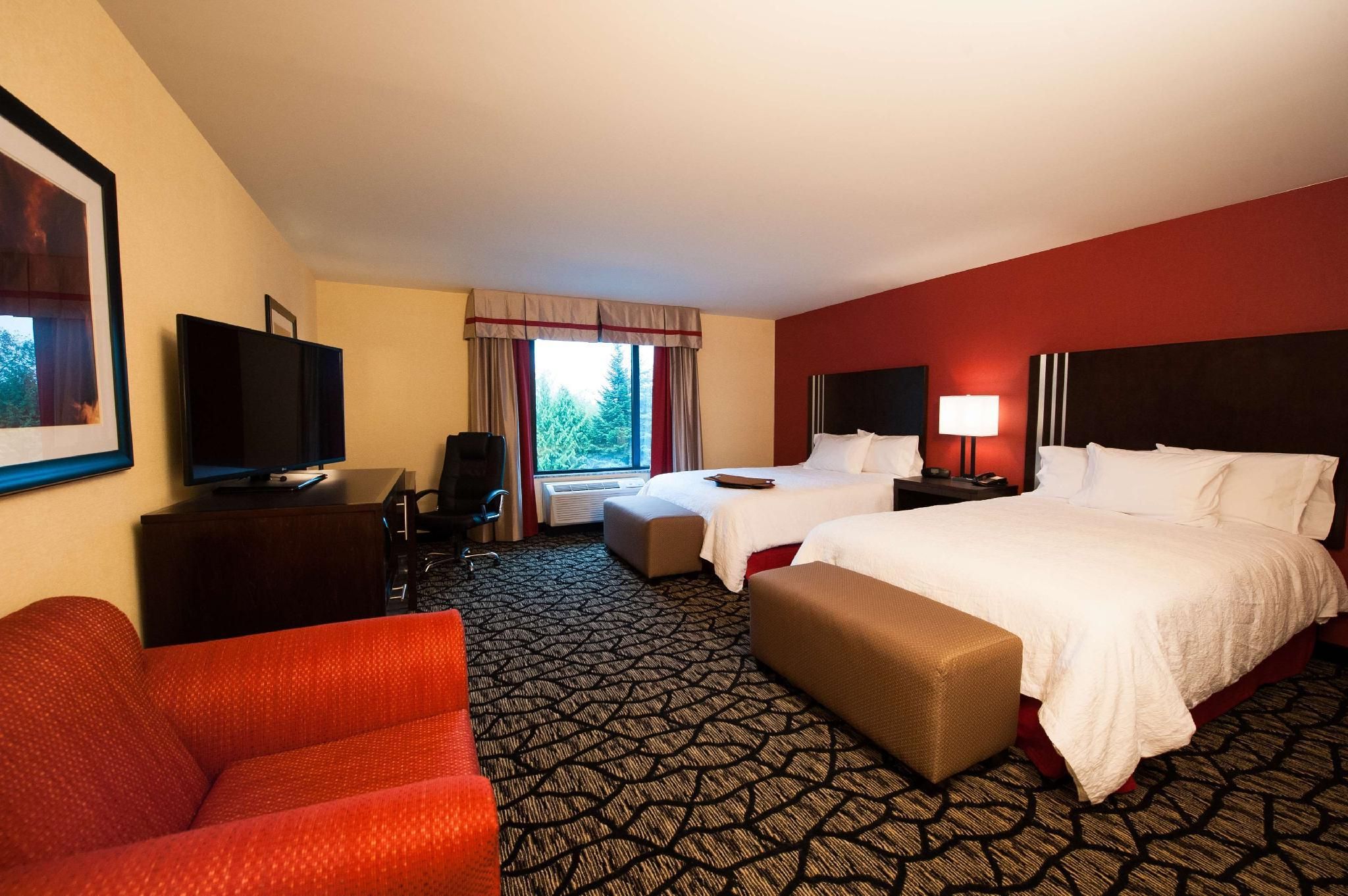 2 Queens Mobility Access W/tub Nonsmoking