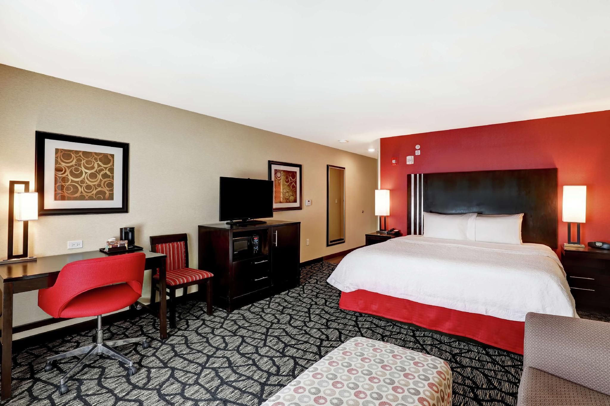 Hampton Inn by Hilton Chilliwack 1 KING BED DELUXE W/FRIDGE-MICROWV NONSMOKING