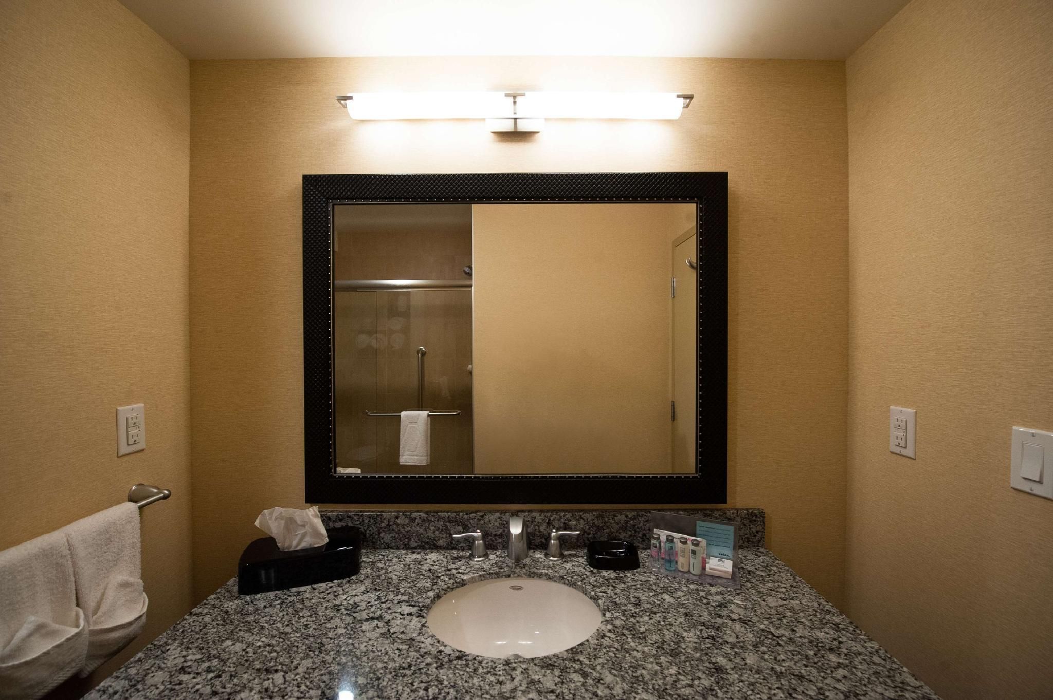 1 King Mobility Access With Tub Nonsmoking