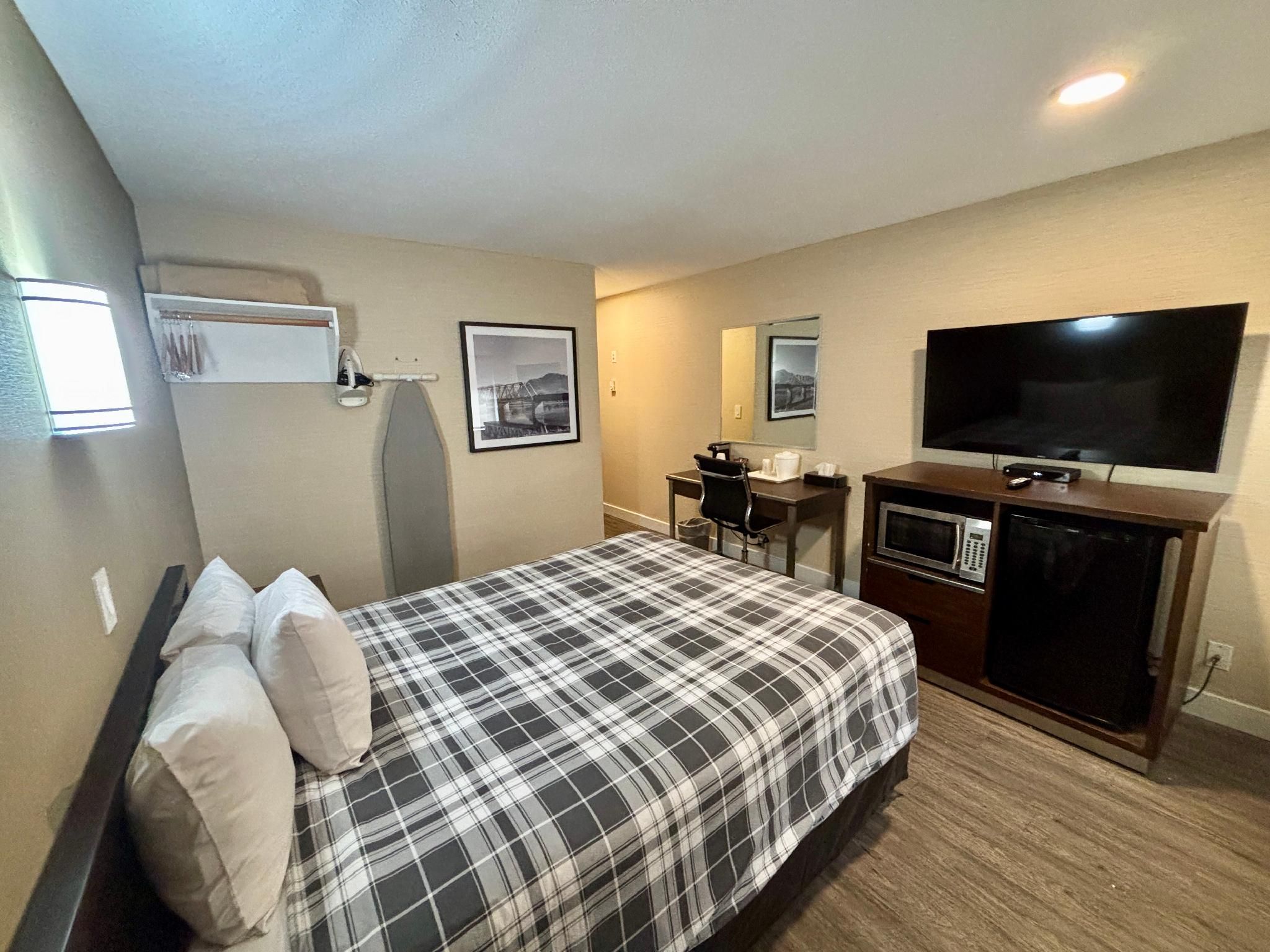 Rodeway Inn & Suites 1 Queen Bed, Nonsmoking 2