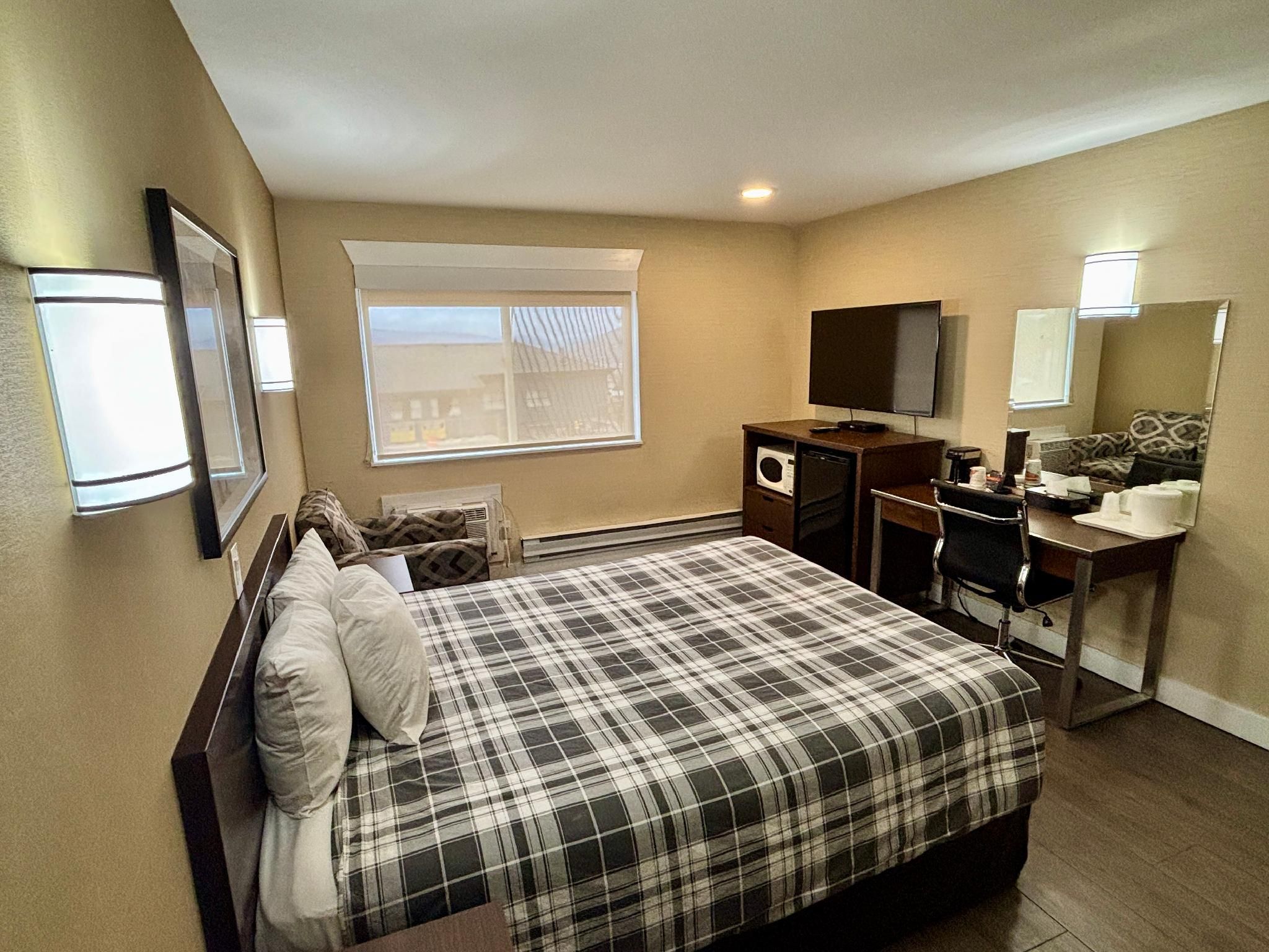 1 Queen Bed, Nonsmoking, Accessible