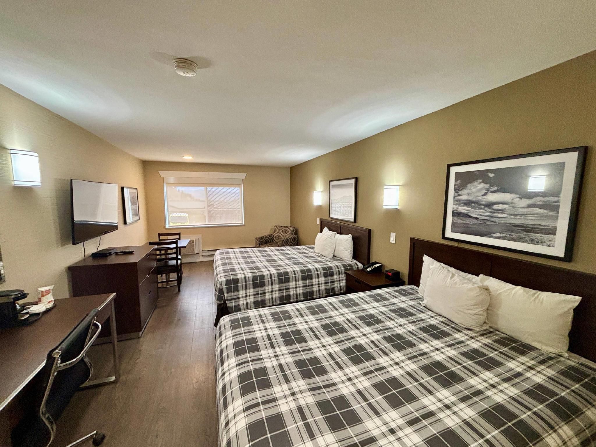 2 Queen Beds, Efficiency, Nonsmoking, Upgrade