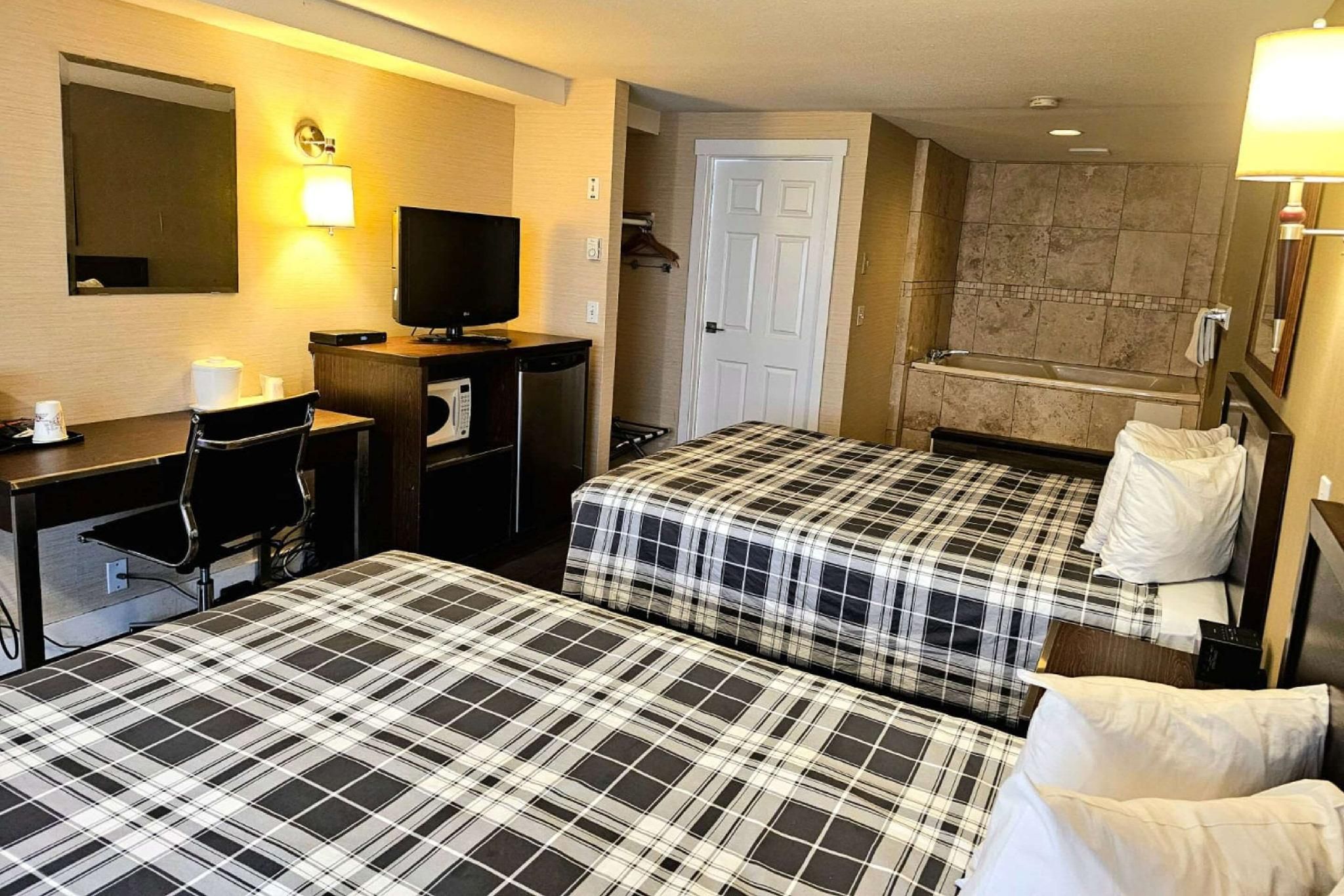 2 Queen Beds, Efficiency, Suite, Nonsmoking