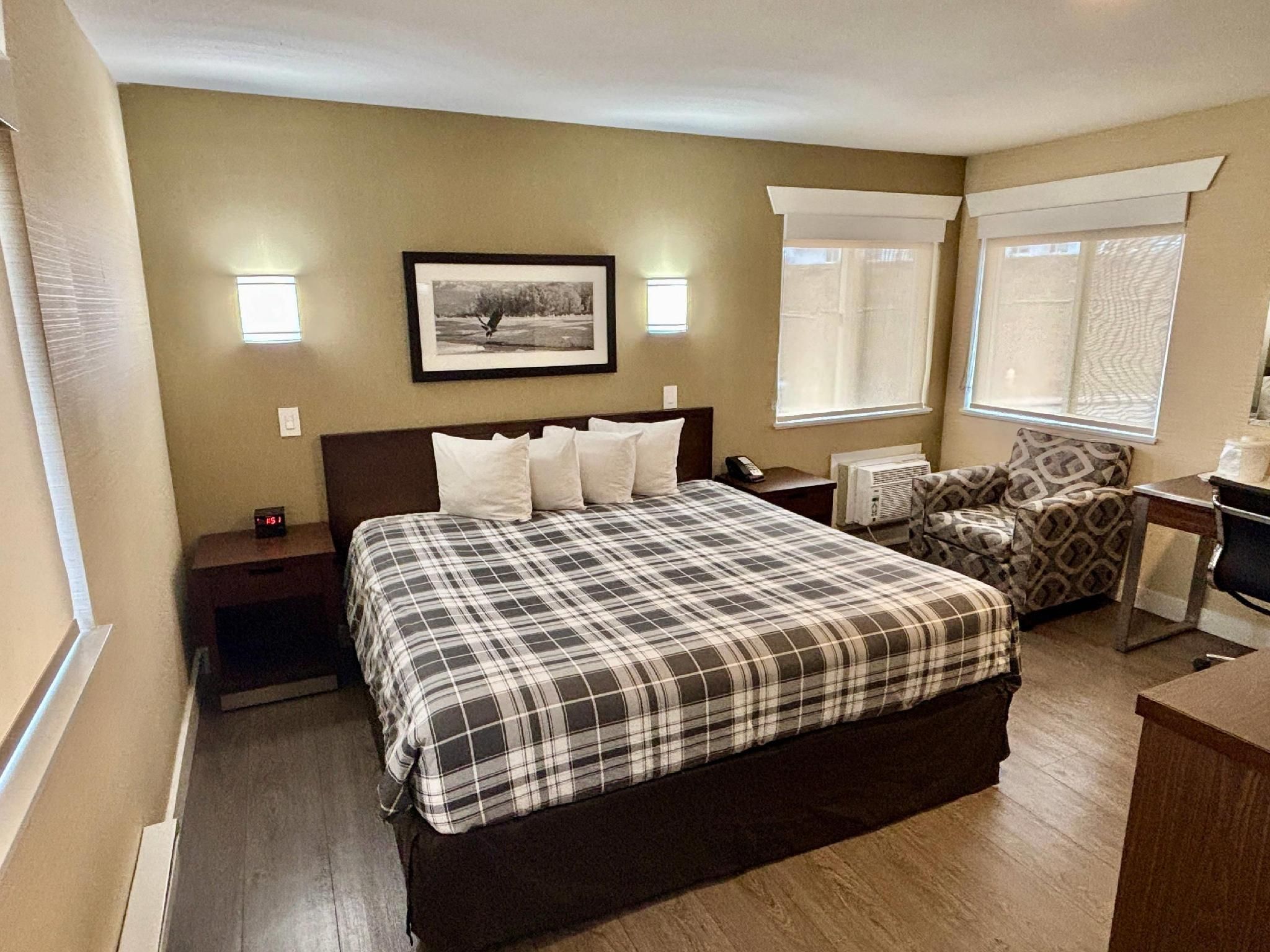 1 King Bed, Nonsmoking