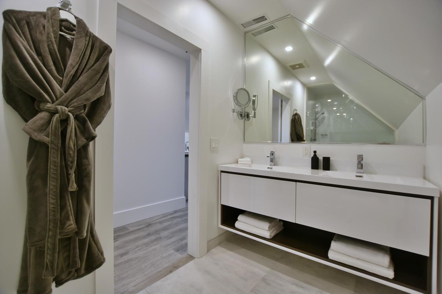 Deluxe Queen Suite