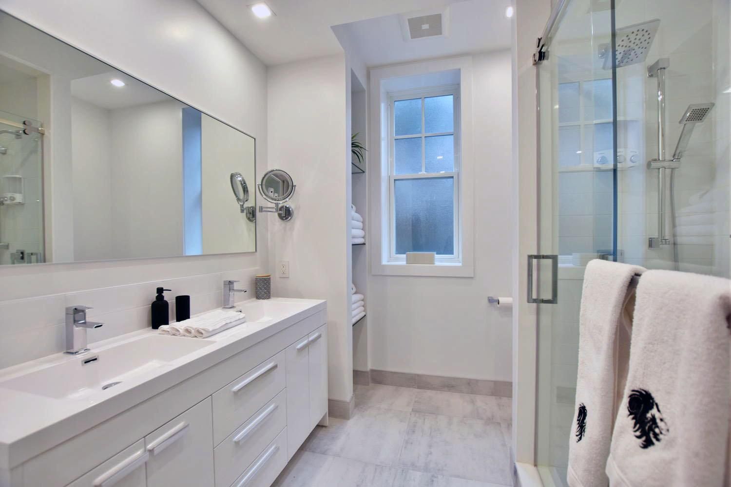 Deluxe Two-Bedroom Apartment with Garden View
