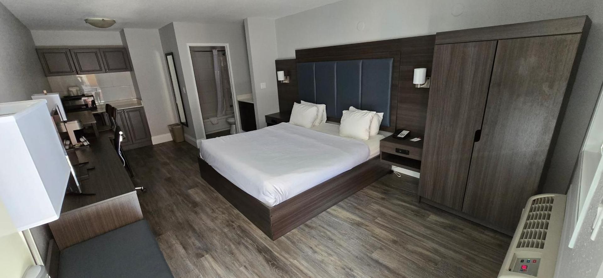 King Room with Pool View - Non-Smoking