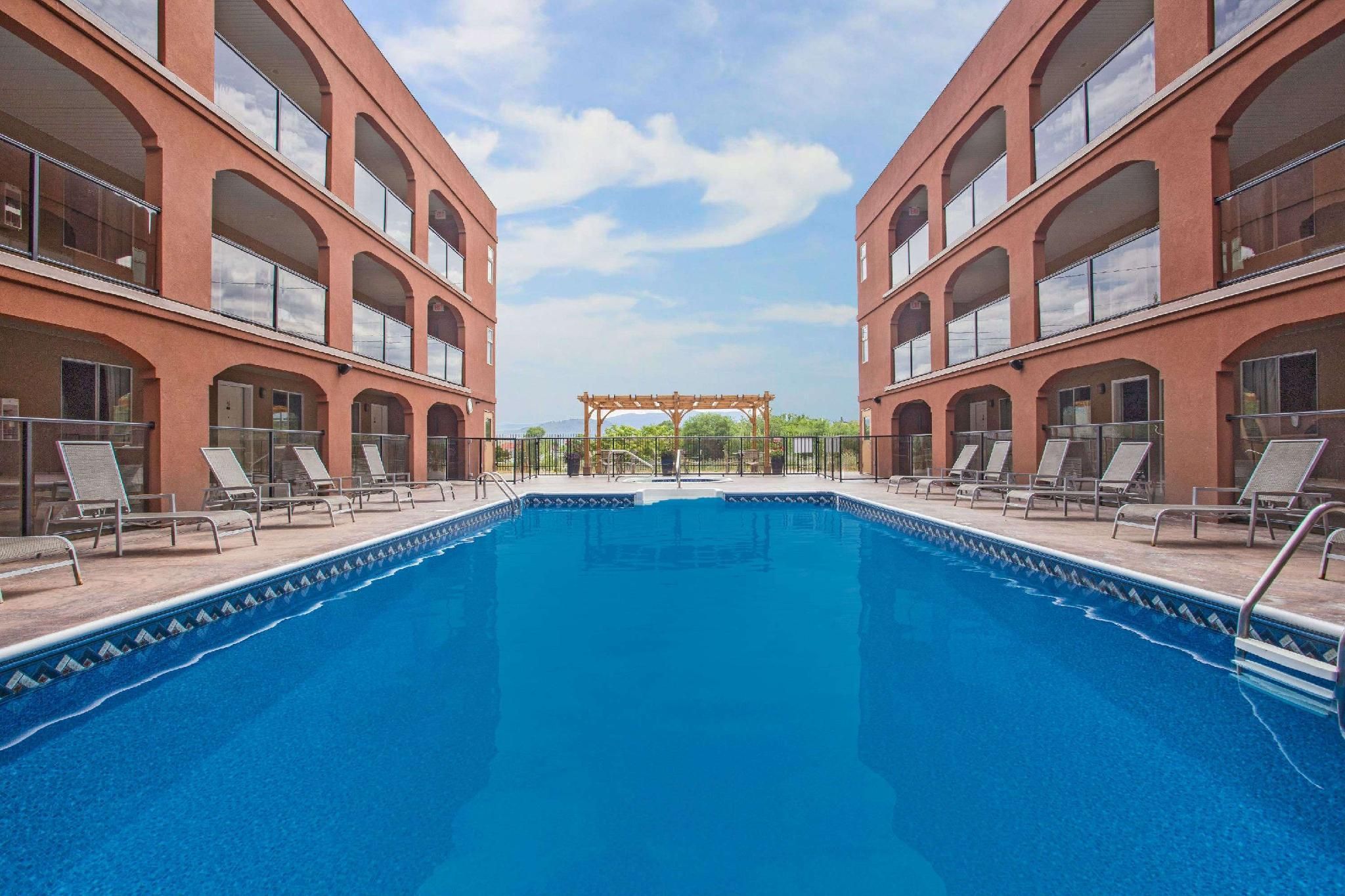 swimming pool [outdoor]