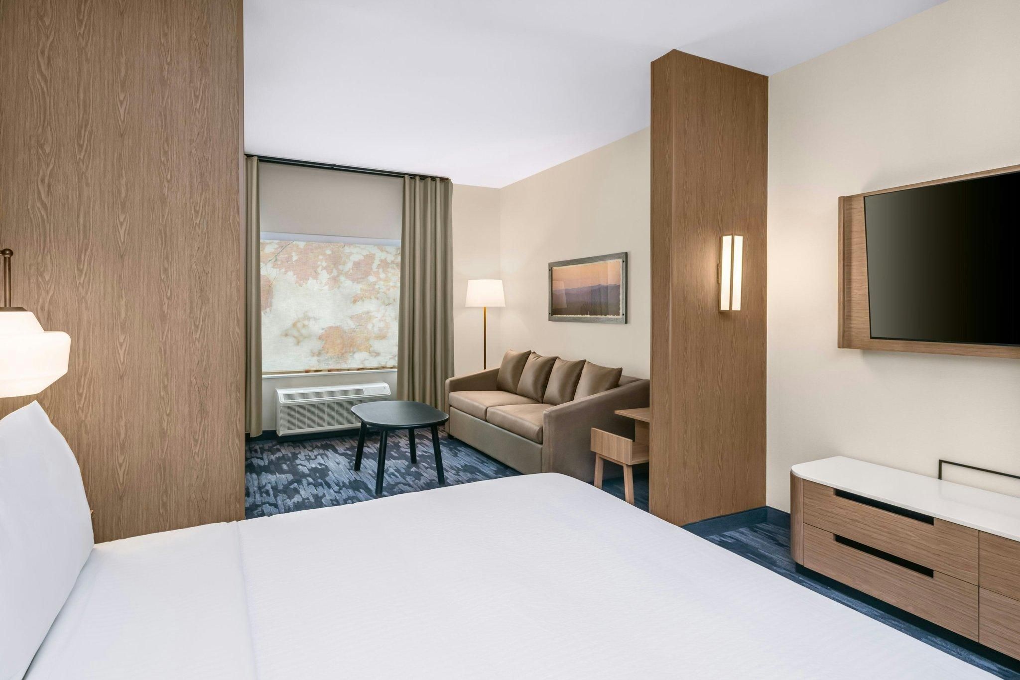 Fairfield by Marriott Inn & Suites Gravenhurst Muskoka Suite, 1 King, Sofa bed 2