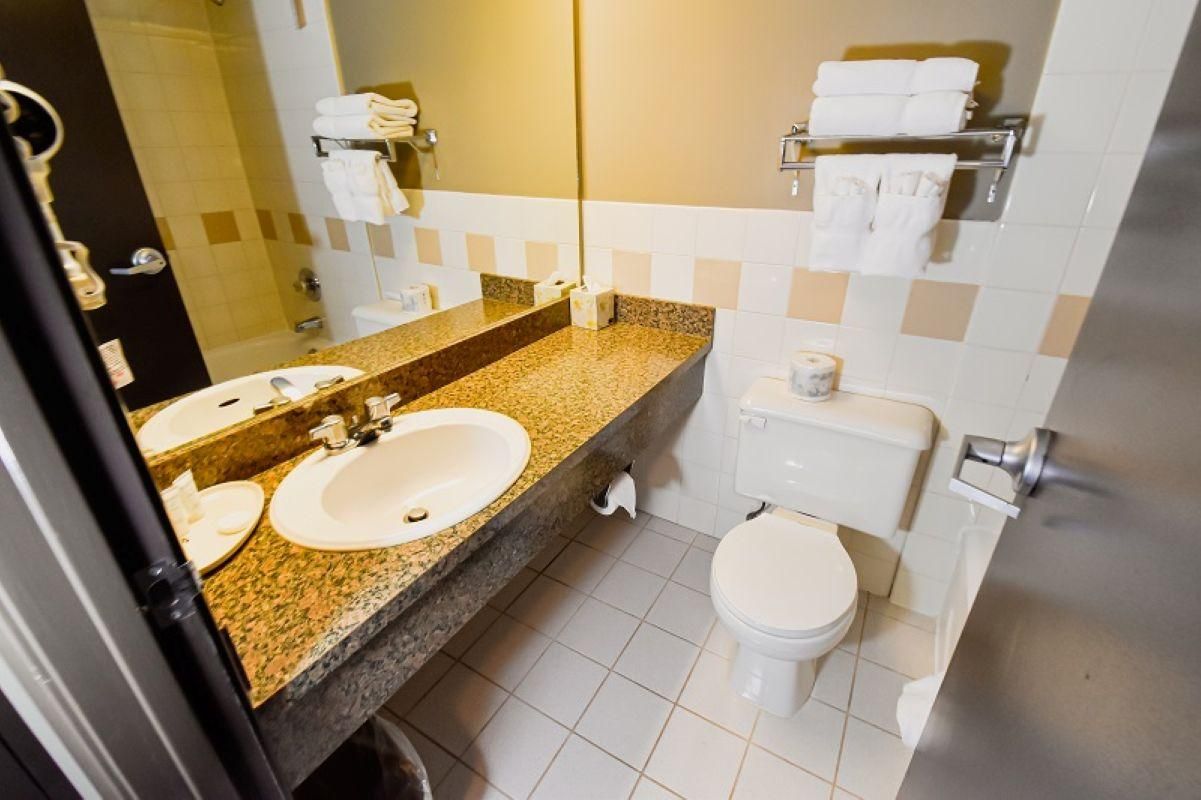 Canad Inns Destination Centre Fort Garry Two Queen Room 3