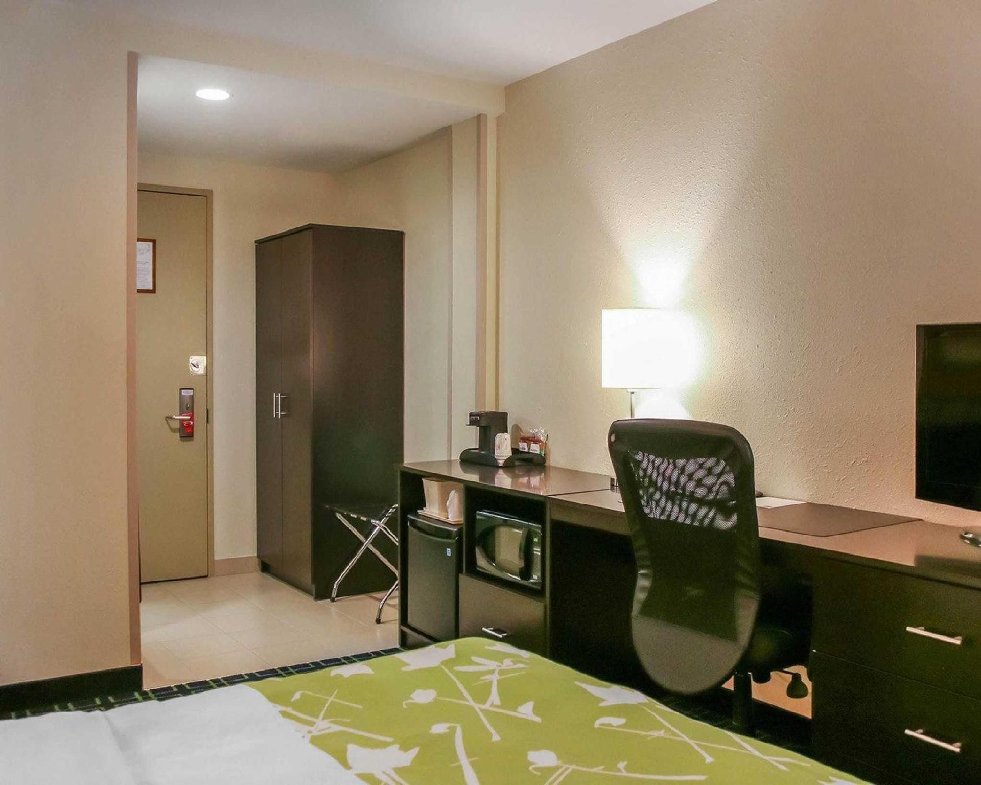 1 King Bed, Nonsmoking