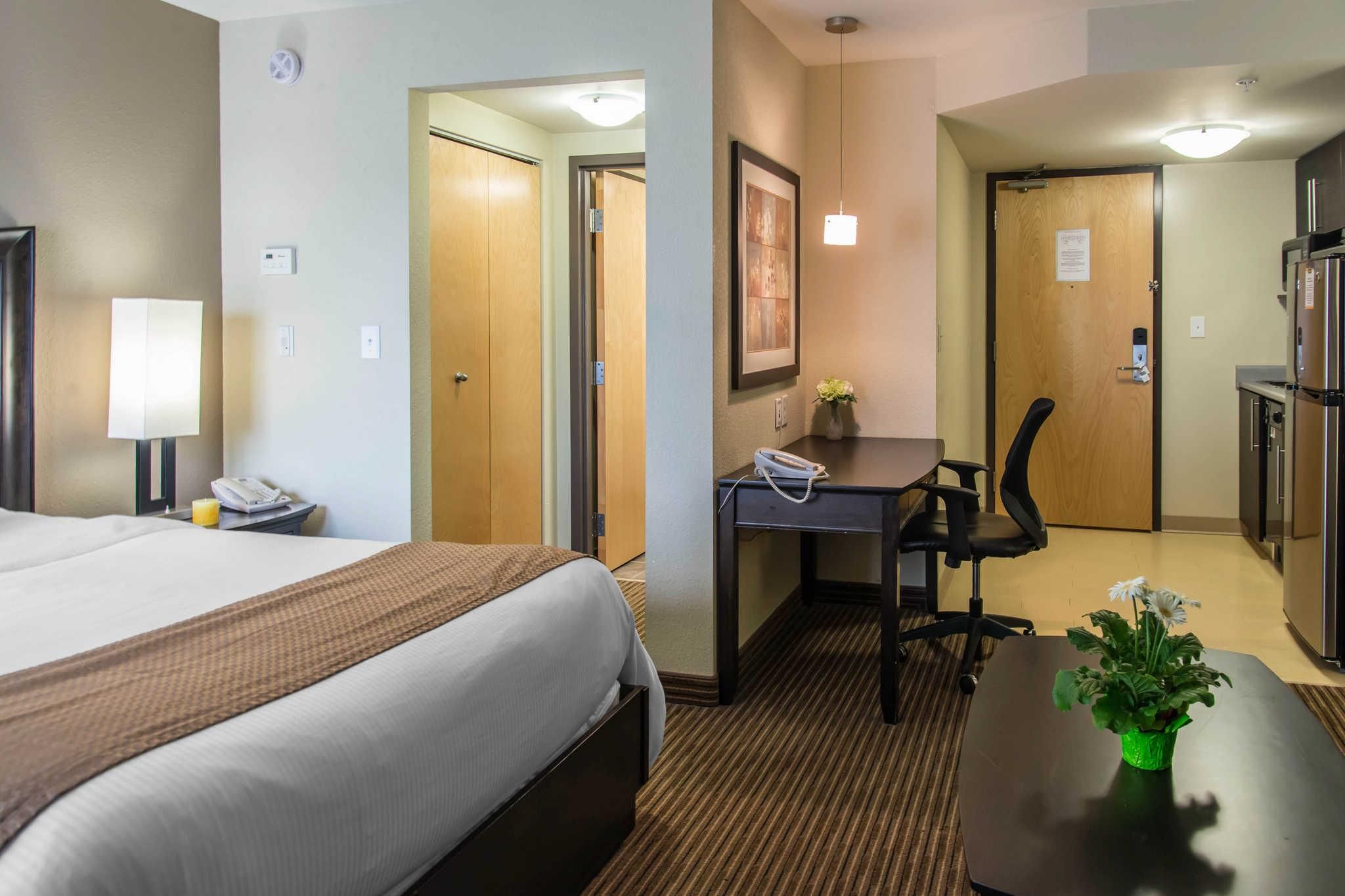 Queen Suite - Non-Smoking