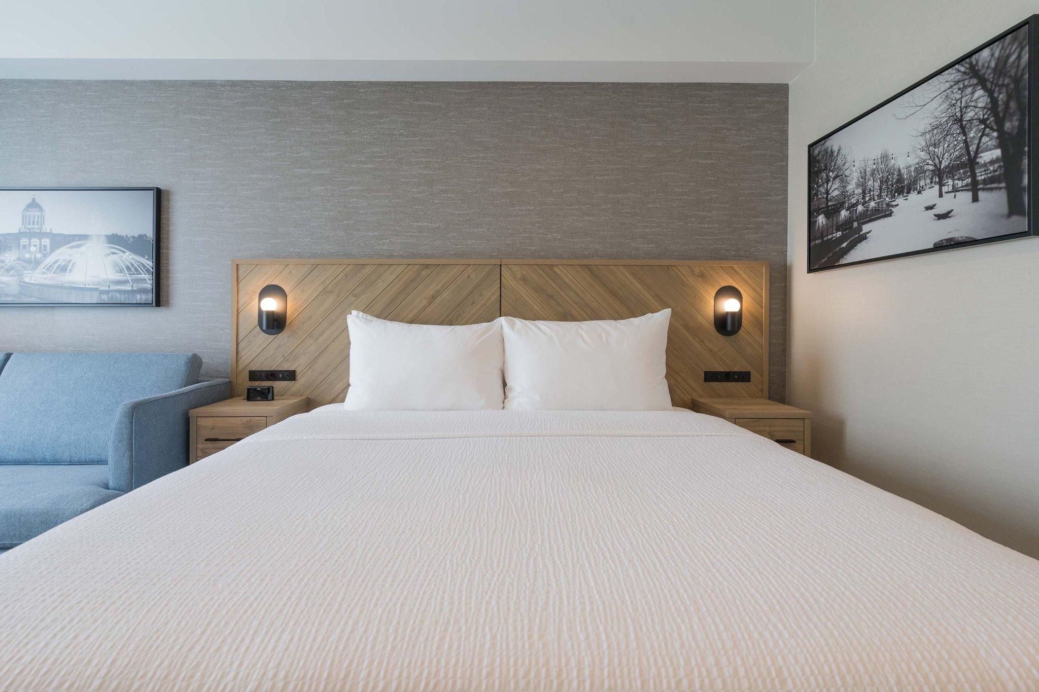 Sandman Signature Winnipeg Airport Standard Room, 1 King Bed 2