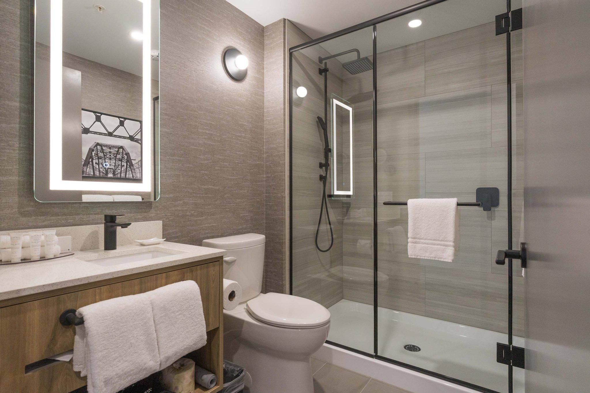 Sandman Signature Winnipeg Airport Standard Room, 1 King Bed 3