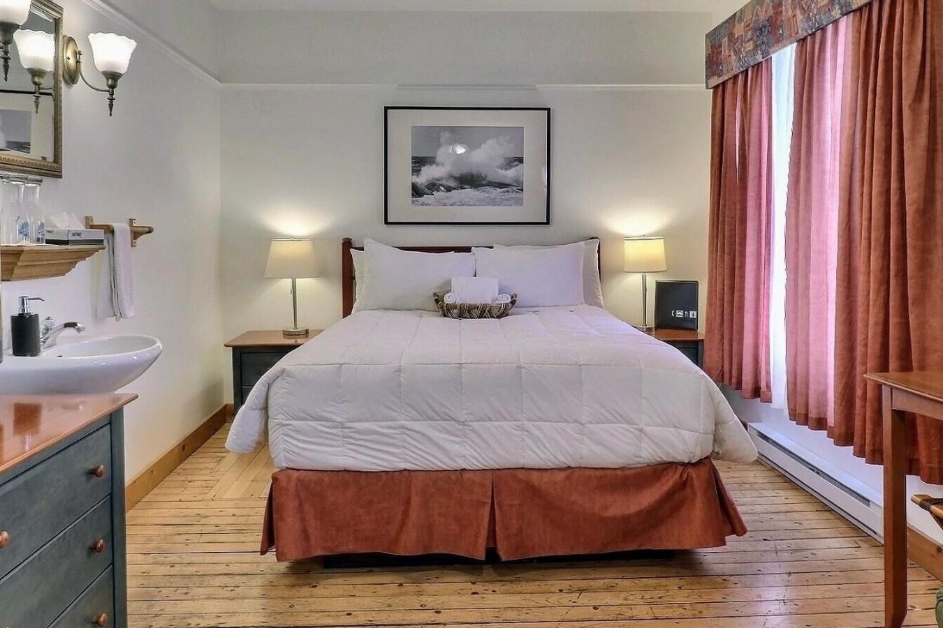 Queen Room with Shared Bathroom