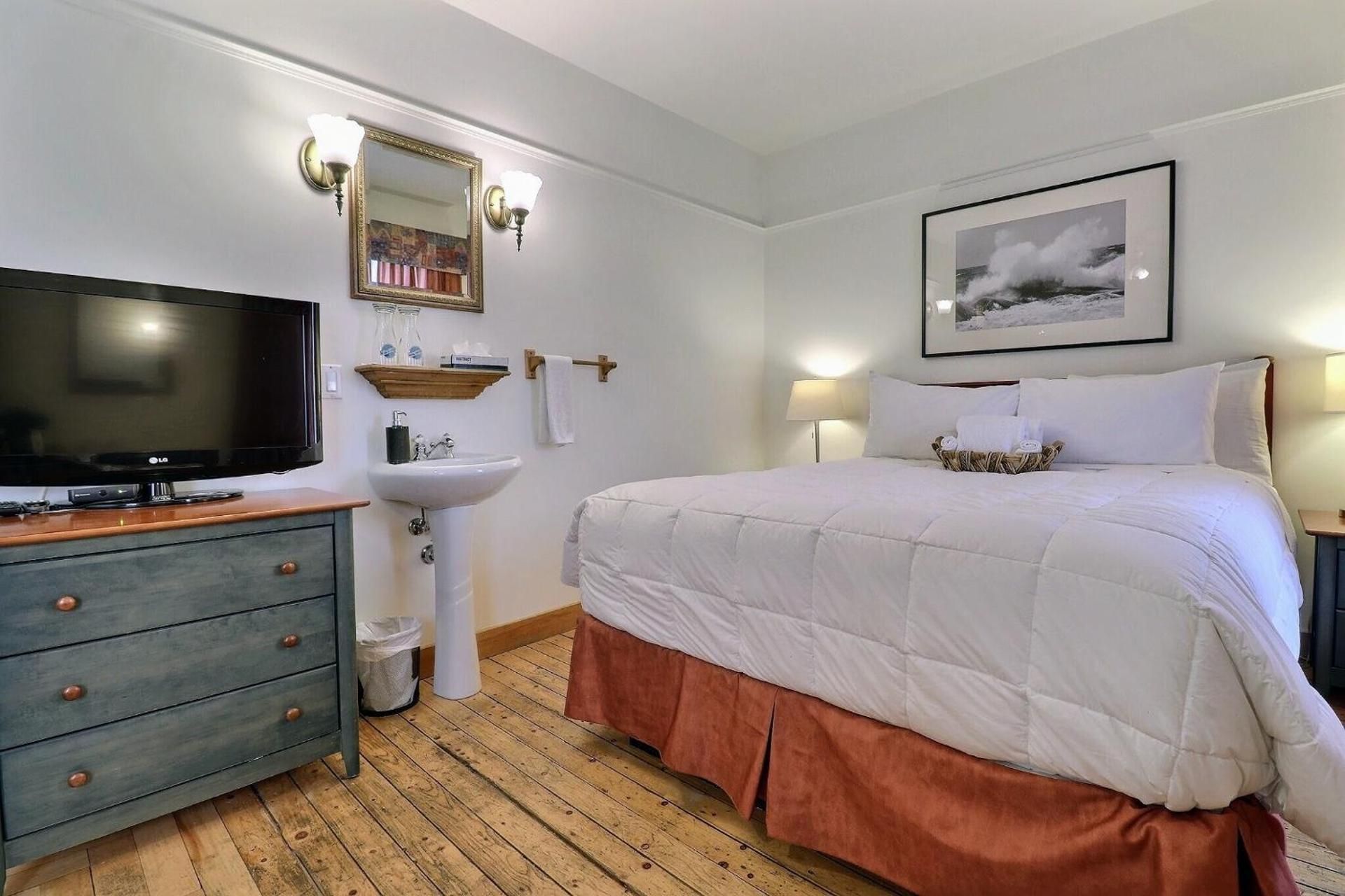 Queen Room with Shared Bathroom