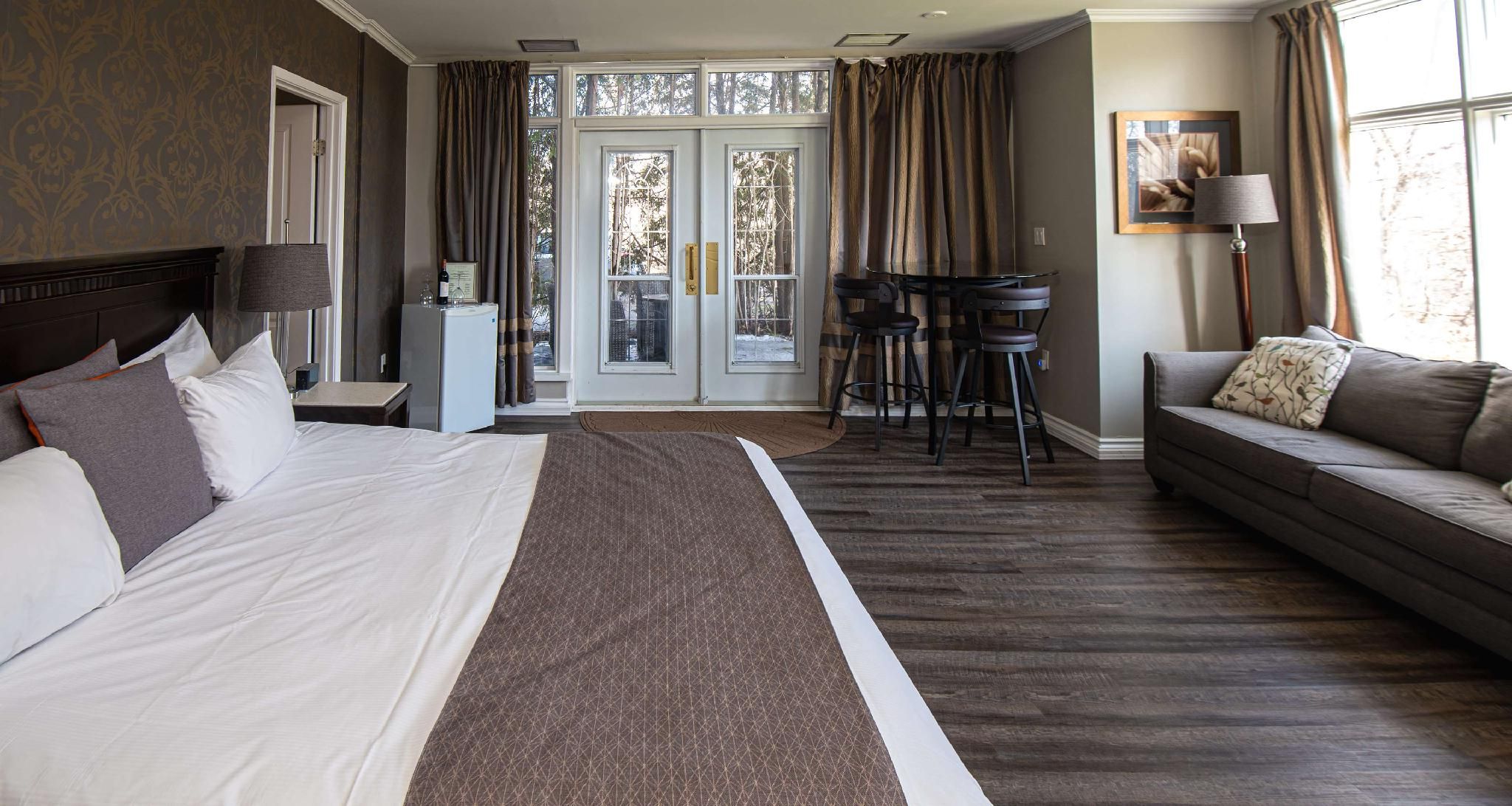 Suite - 1 King Bed, Nonsmoking, Larger Room, Sofabed, Jacuzzi, Patio