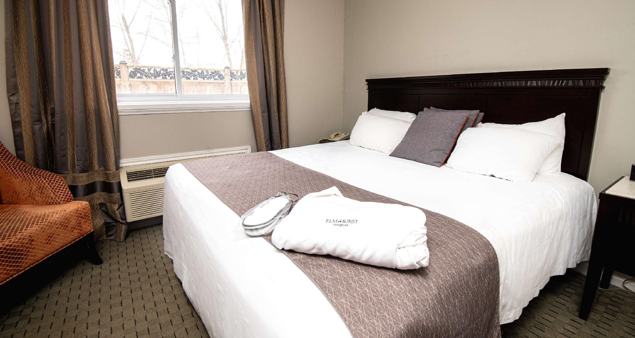 1 King Bed, Nonsmoking, First Floor, Jacuzzi, Limited View