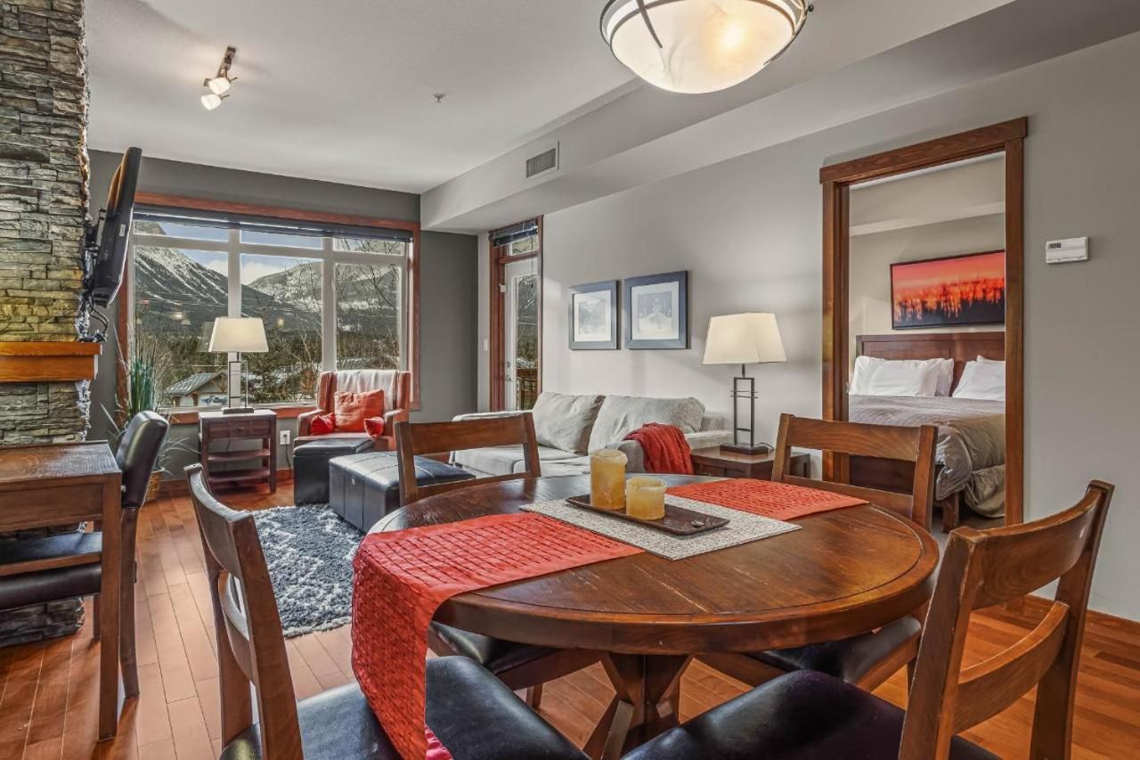 Apartment with Mountain View