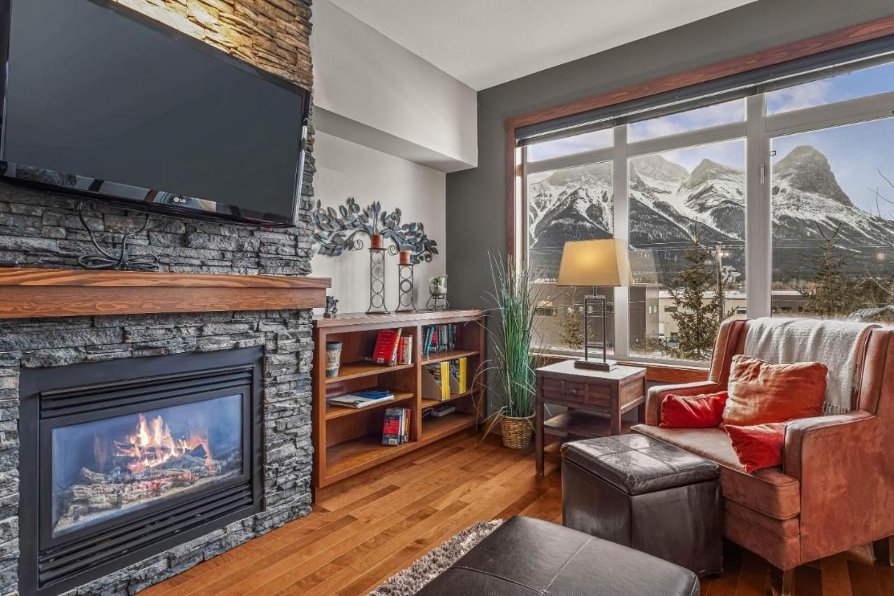 Apartment with Mountain View