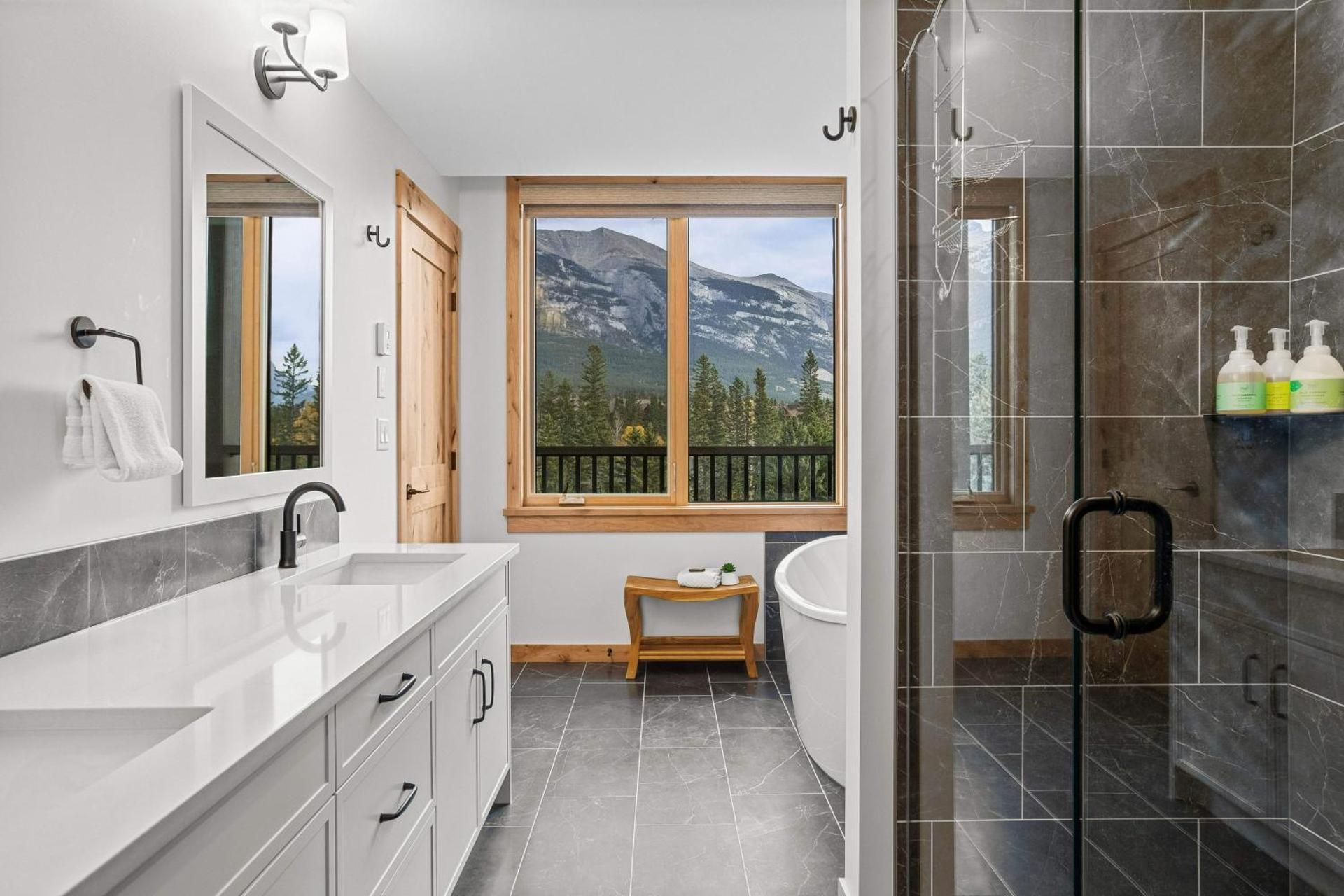 Apartment with Mountain View