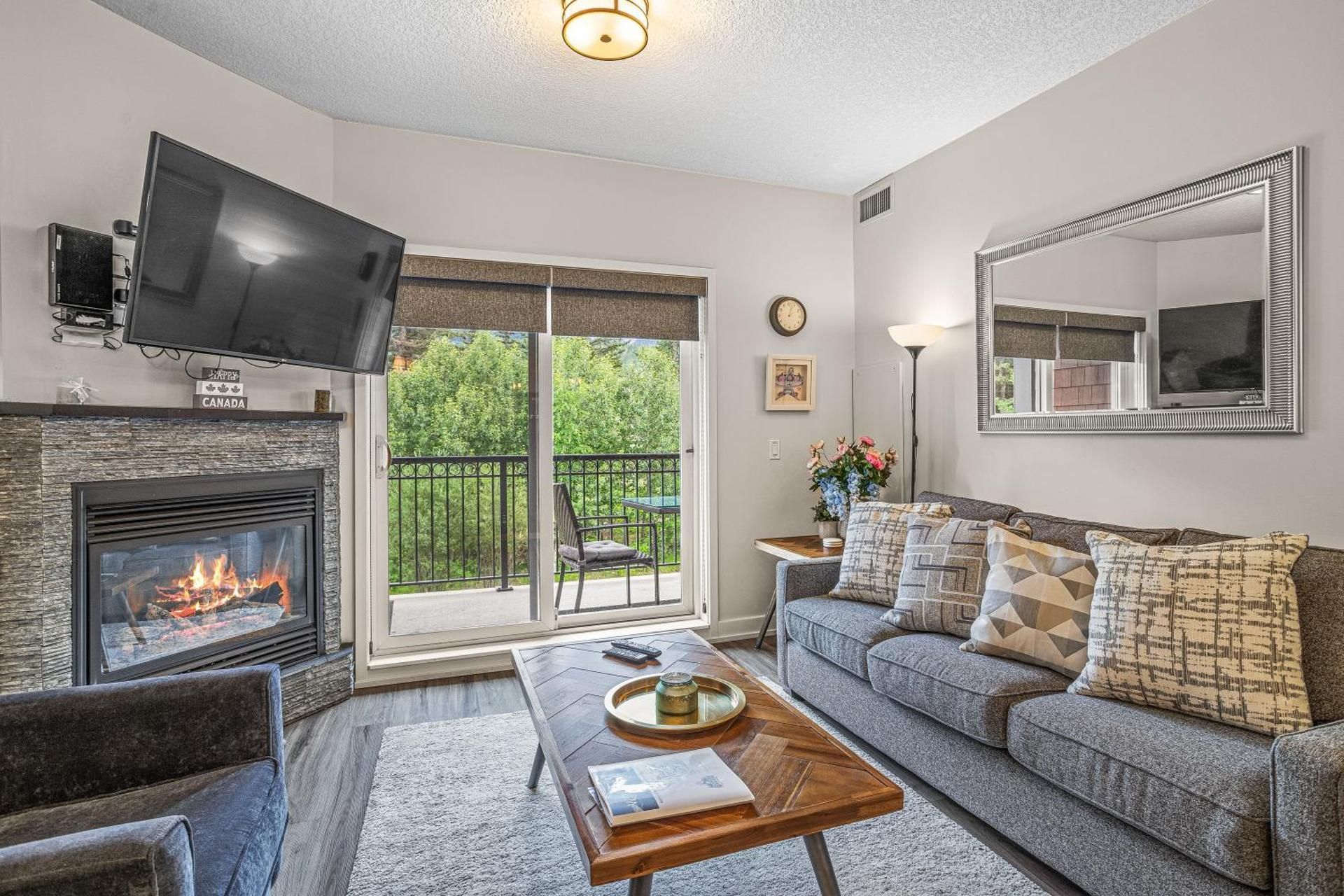 Apartment with Mountain View