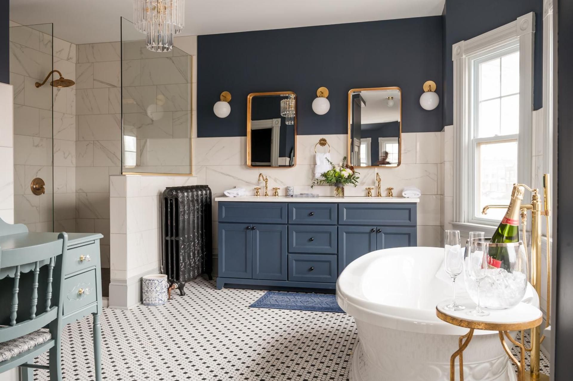 Deluxe Suite with Spa Bath