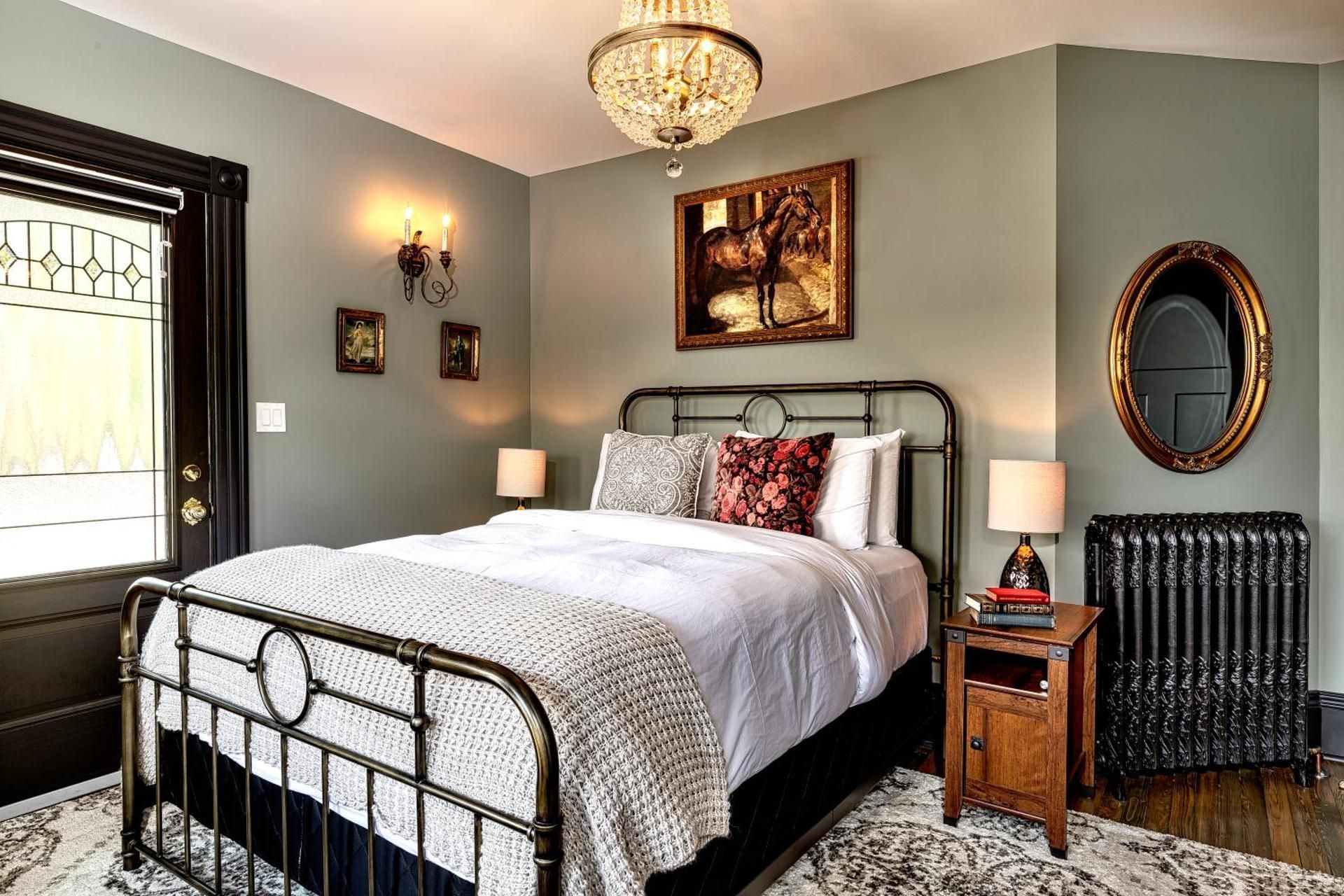 Deluxe Queen Suite