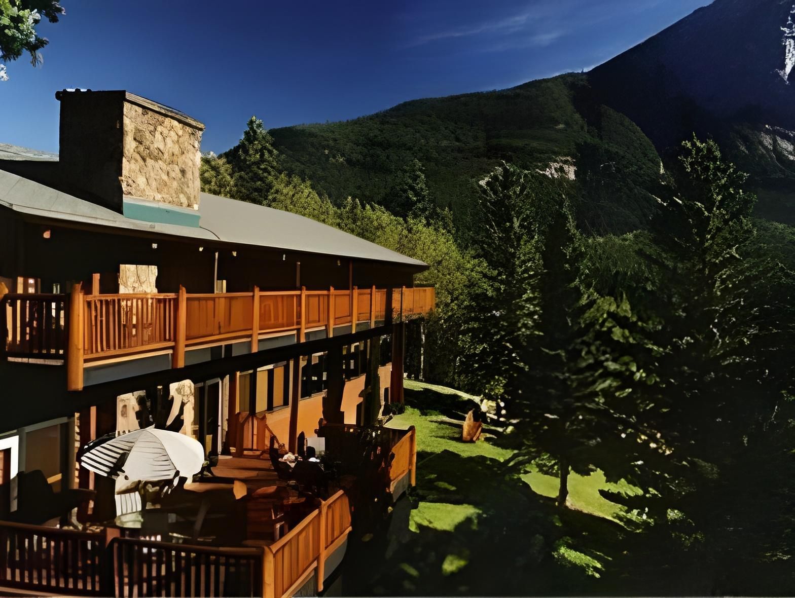 Overlander Mountain Lodge