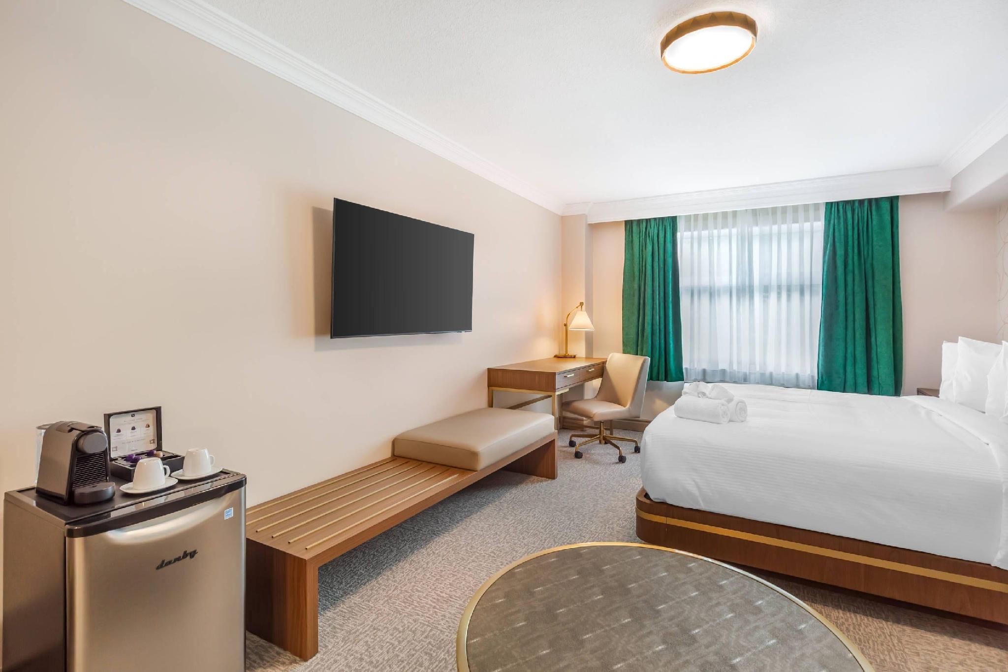 1 King Bed, Nonsmoking, Accessible