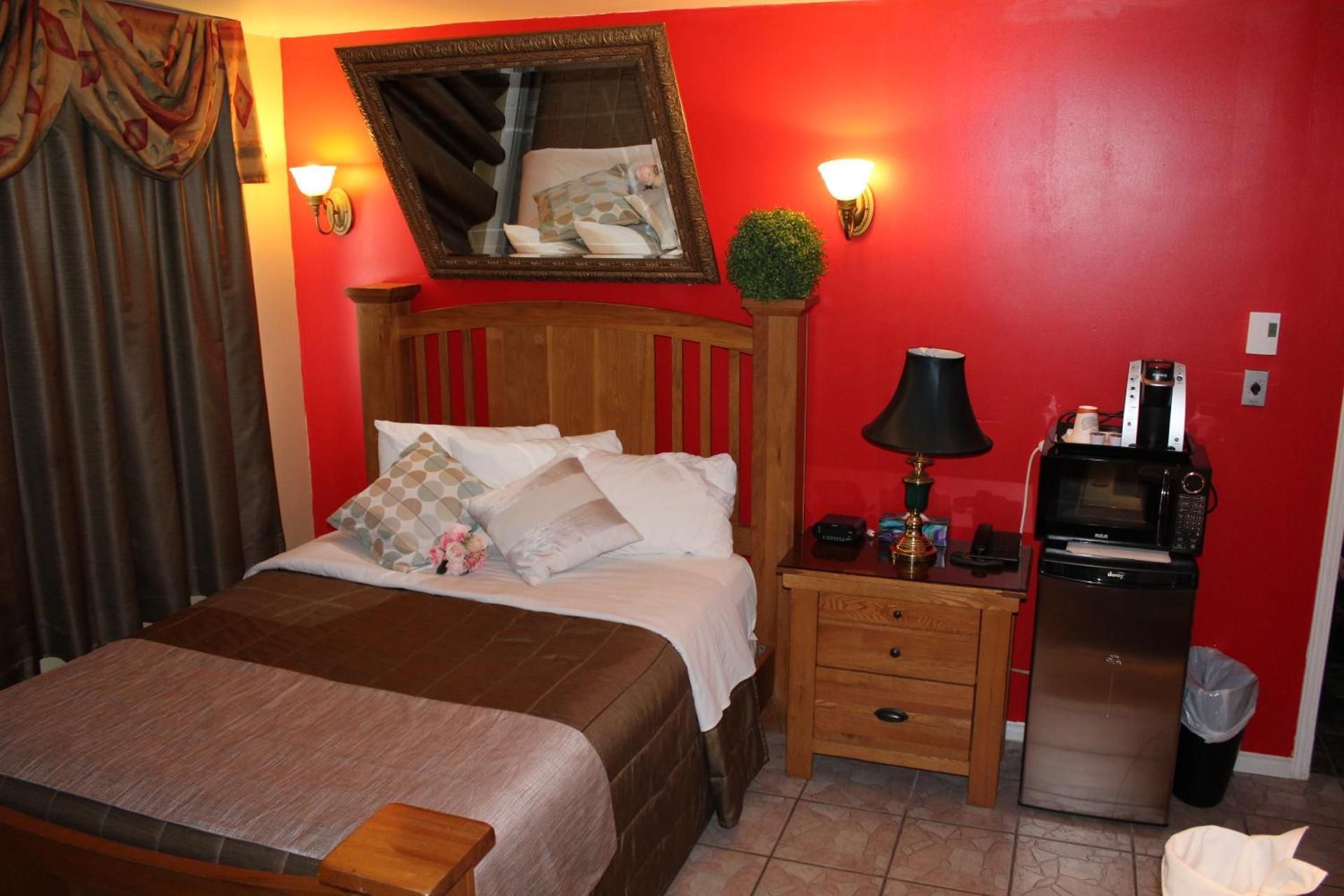 Queen Room with Hot Tub - Non-Smoking